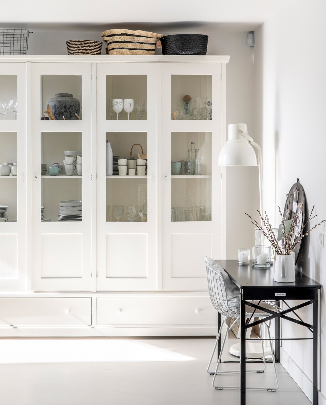 Kast Old Basics, manden Xenos, grote vaas linksboven Loods 5, servies links eronder met name Broste Copenhagen, blauwgroen servies achter middelste raam Bomont Renesse, borden Broste Copenhagen, witte glazen Mo_t, fles wijnhandel Van Dijk, servies ernaast met zwarte rand Loods 5. Lamp Ikea, stoel Vintage Lab, zwarte biertafel van Maxima Vida, kan Loods 5, een oude pizzaplaat uit Itali_ wordt gebruikt als magneetbord. Overig onbekend. vtwonen 08-2022 | productie cocofeatures |  fotografie Denise Zwijnen
