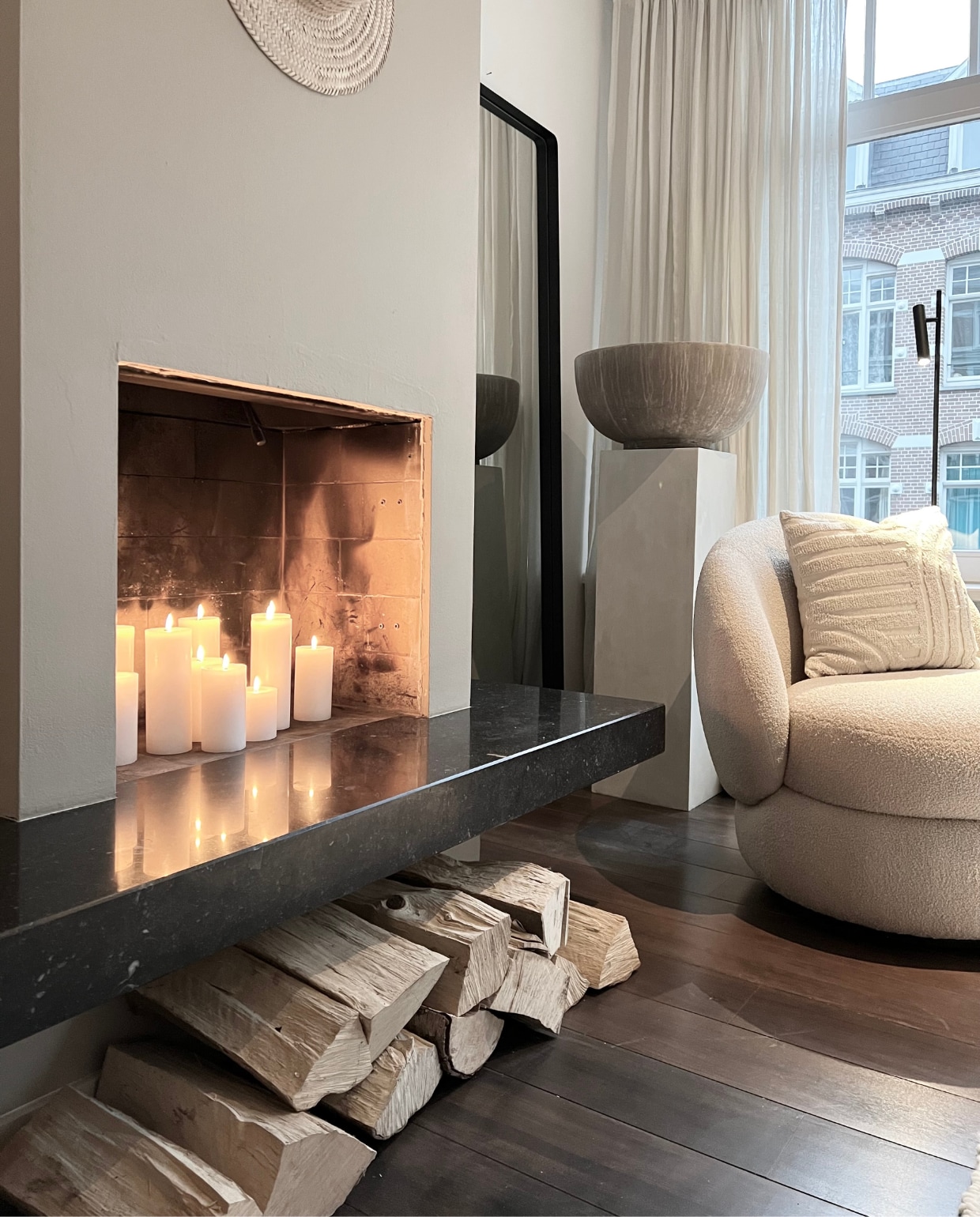 Vloerlamp en kussen Wehkamp. Fauteuil Alma van Sofacompany. Overig onbekend Klaas Hogeweg