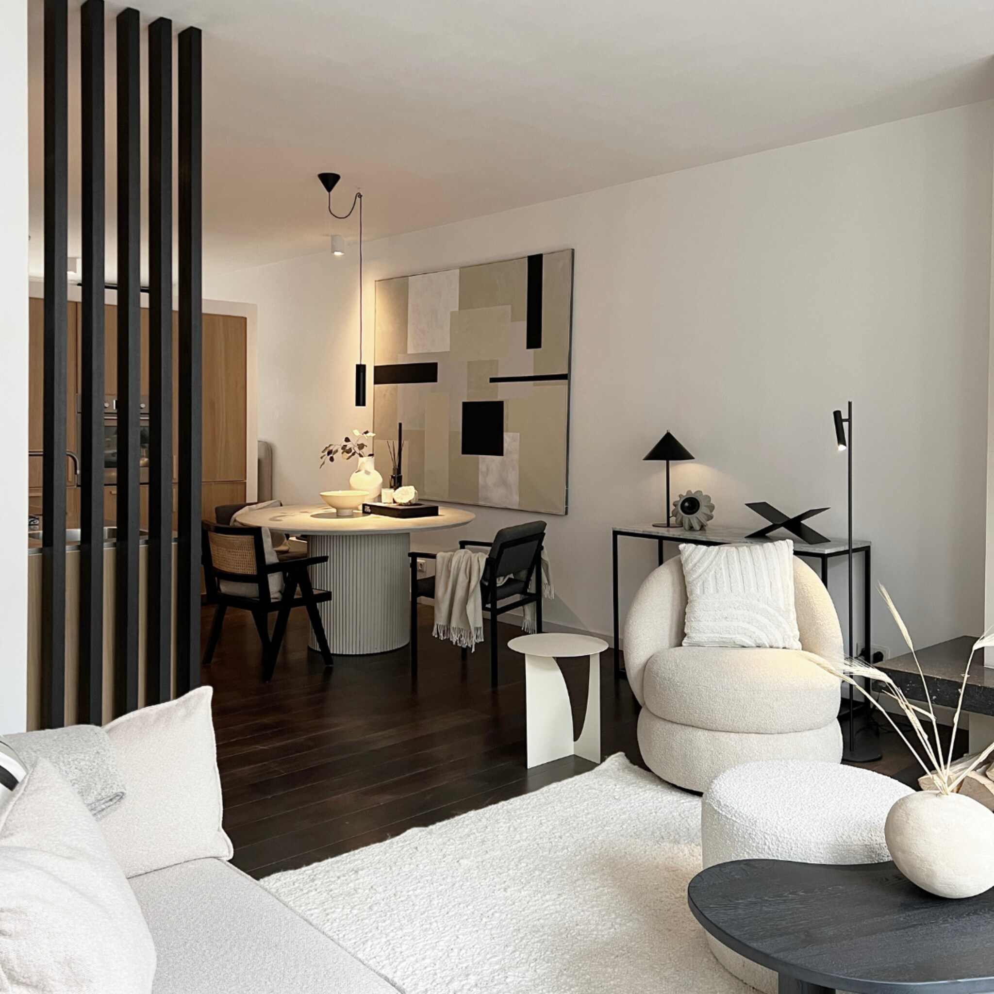 rustgevend en toch spannend binnenkijken in een amsterdams appartement in een beige kleurpalet