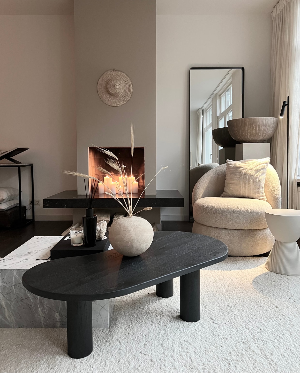 Salontafels maatwerk van Onno Design. Vaas Urban nature culture. Fauteuil Alma en vloerkleed van Sofacompany. Kussen en vloerlamp Wehkamp. Kruk Philip Starck, zelf geschilderd. Sidetable Tafels van steen. Overig onbekend. fotografie Klaas Hogeweg