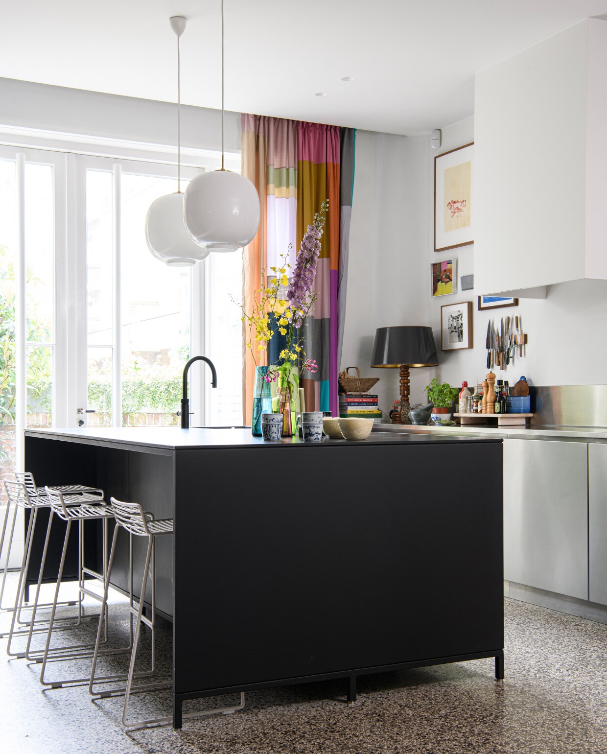 Keuken Lodder Keukens, barkrukken Hay, gordijnen Frank Visser, tafellamp markt. Overig onbekend. vtwonen 09-2023 | styling Kim Timmerman | fotografie Louis Lemaire