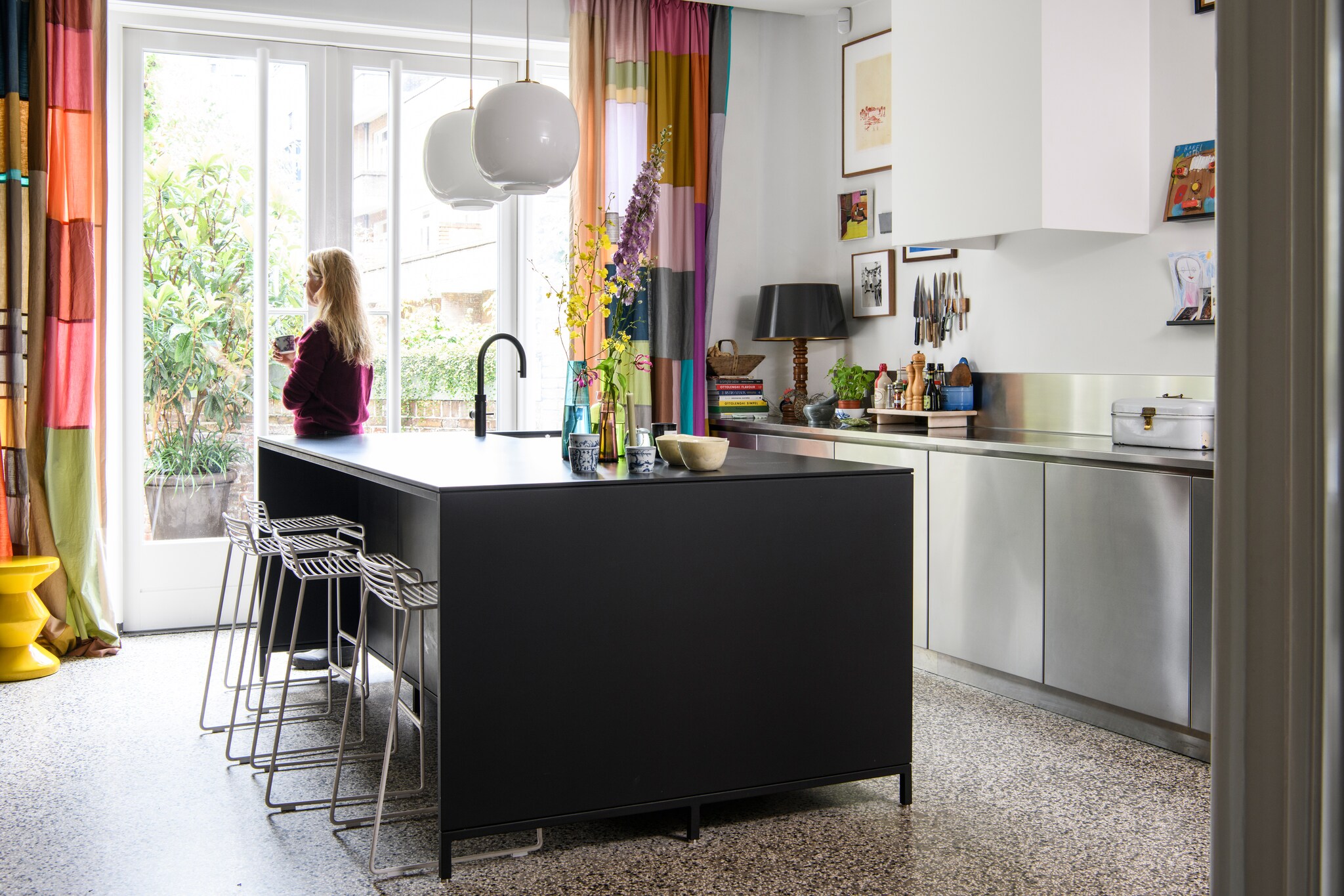 Keuken Lodder Keukens, barkrukken Hay, gordijnen Frank Visser, tafellamp markt, kruk Zig Zag van Polspotten. Overig onbekend. vtwonen 09-2023 | styling Kim Timmerman | fotografie Louis Lemaire