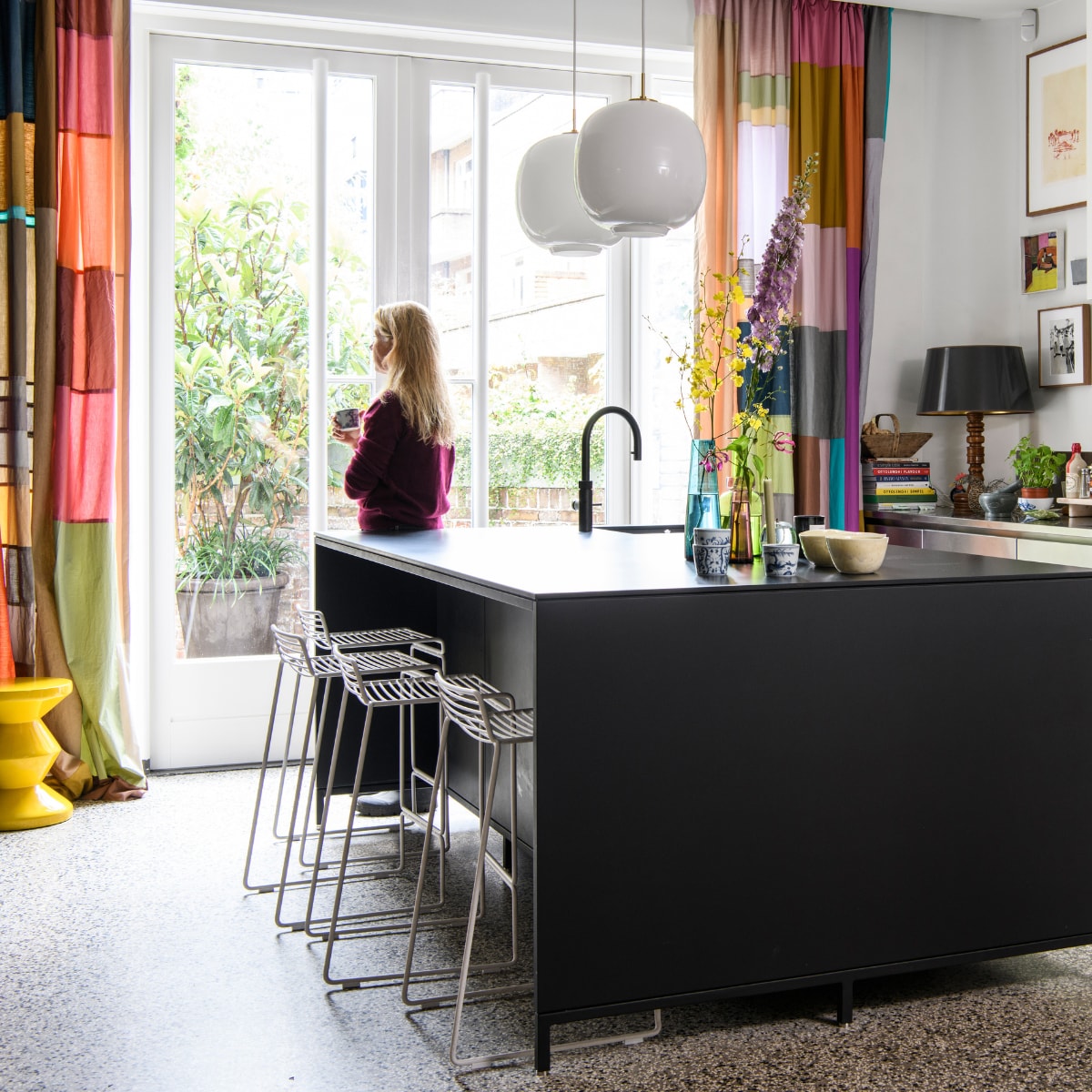 Keuken Lodder Keukens, barkrukken Hay, gordijnen Frank Visser, tafellamp markt, kruk Zig Zag van Polspotten. Overig onbekend. vtwonen 09-2023 | styling Kim Timmerman | fotografie Louis Lemaire