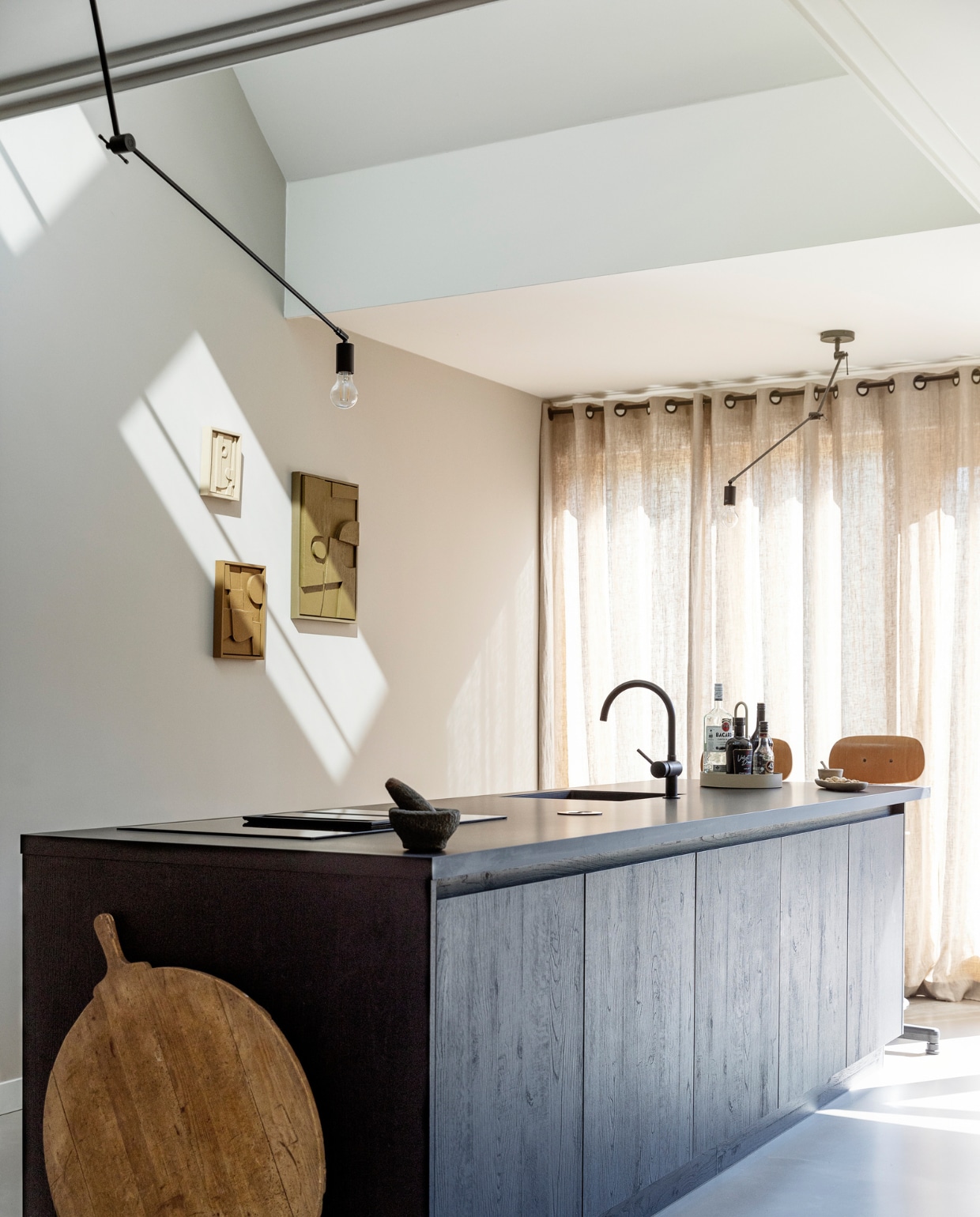 Keuken met Fenix keukenblad en spoelbak Huysinc. Kookplaat Siemens, barkrukken Marktplaats. Dienblad Grib van Ferm Living, schaaltjes Zara Home. Linnen gordijnen Femmie Naturel van Kwantum. Hanglampen Blitz van Qazqa, kunstwerken 3D Shapes van Edith Beurskens. Muurverf Mushroom van Lab Paint. Overig onbekend. vtwonen | styling Ilona Jongepier | fotografie Dana van Leeuwen