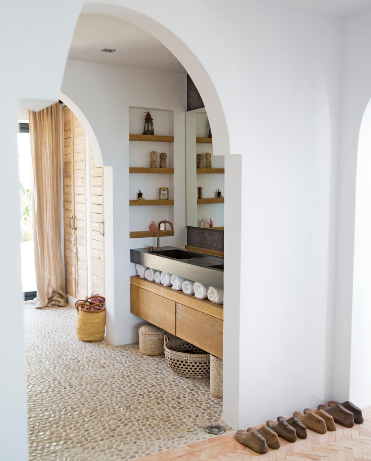 Het badkamermeubel, kranen en wastafel van composiet Piet Boon collectie Cocoon, manden  Happinez Ibiza, schoenleesten gevonden in Bali, Gordijnen handgemaakt van Belgisch linnen. vtwonen 07-2018 | styling linda huiberts | fotografie Bart Honingh