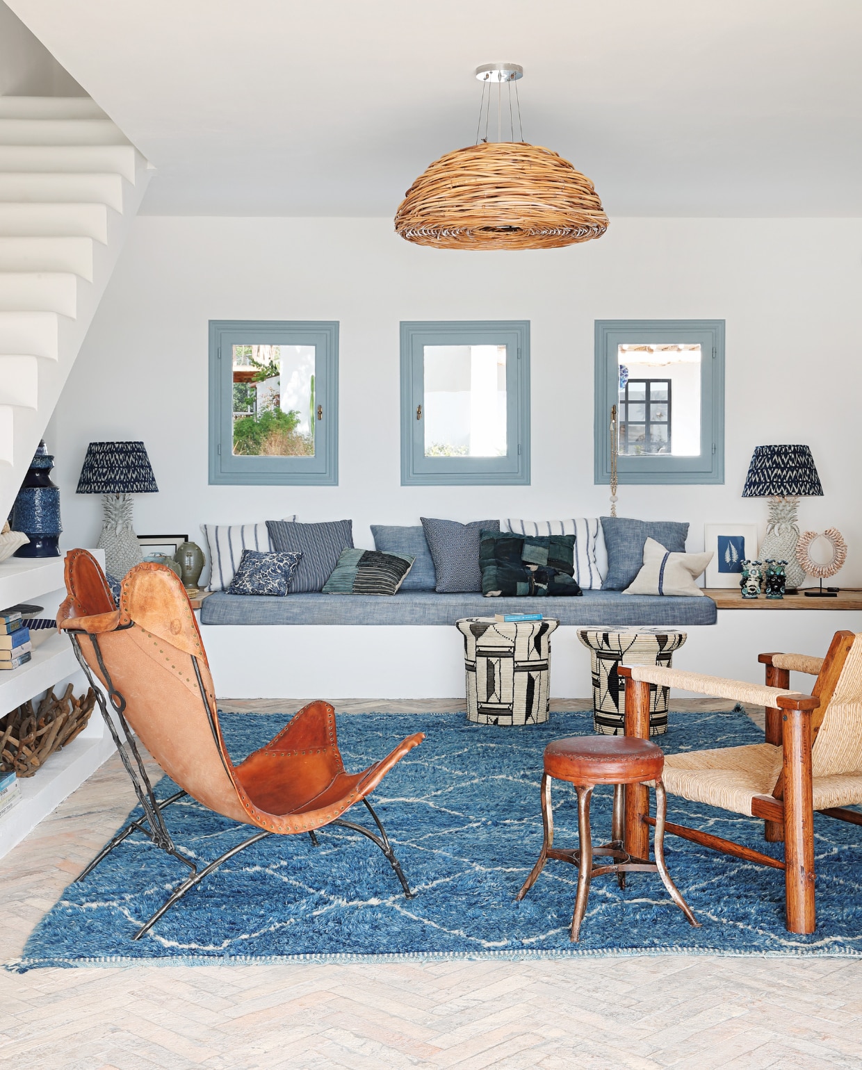 Inbouwzetel met tafeltjes op maat gemaakt, lampen gemaakt van ananasvazen, krukken van geweven palmblad, vloerkleed Hubert Zandberg Interiors, robuuste houten stoel en leren vlinderstoel Mexicaans en vintage. vtwonen special binnenkijken 08-2020 | productie Frank Features | fotografie Elsa Young