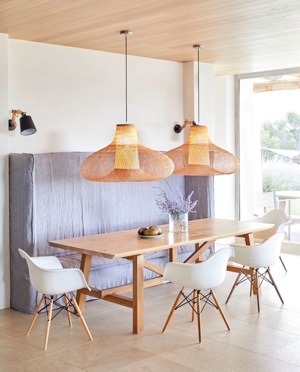 Hanglampen Ay Illuminate May, Eames stoelen van Vitra. Overig onbekend. vtwonen 08-2019 | fotografie Sabrina Rothe/Taverne Agency