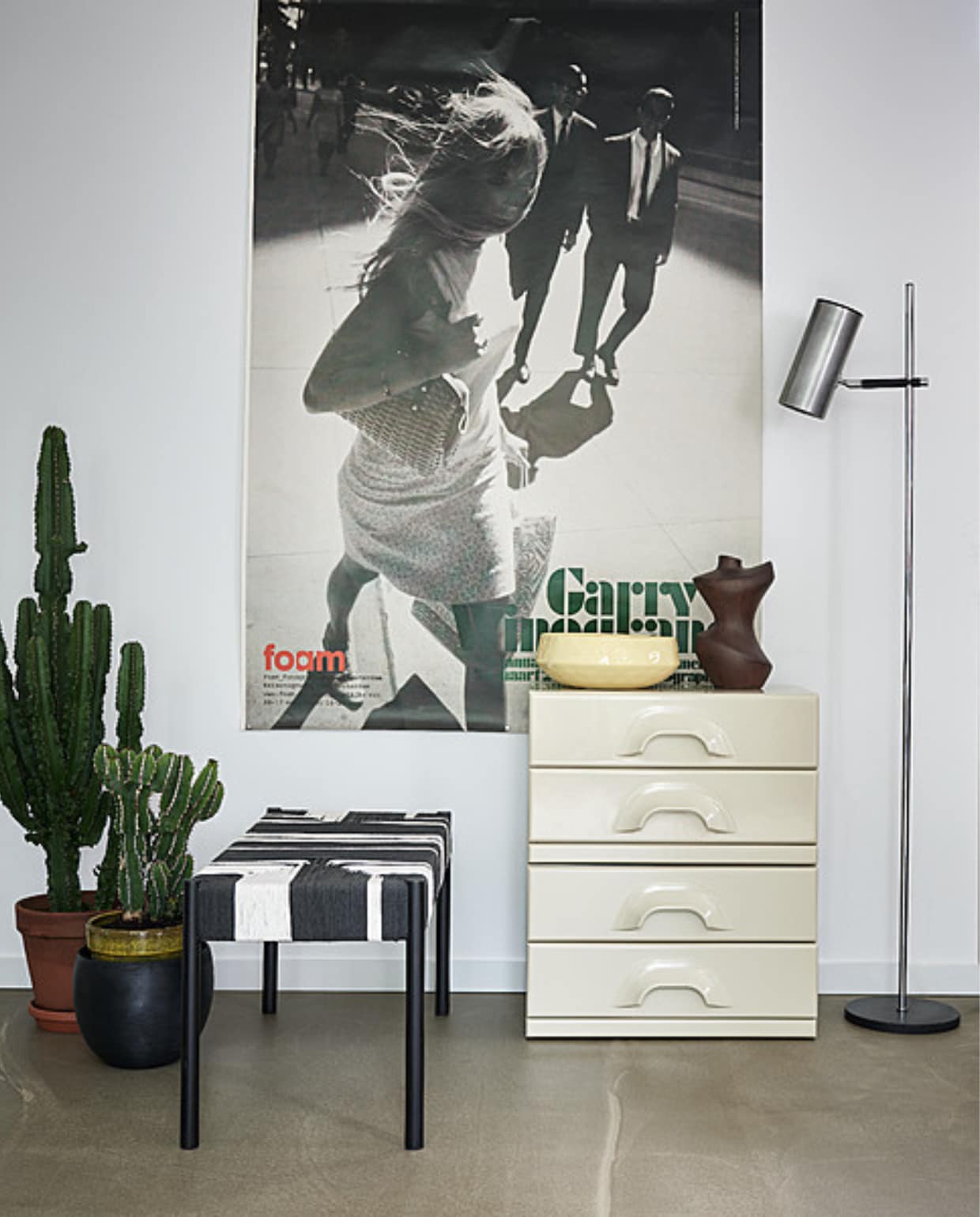 Kunststof ladekasten Retro, 60x30x35,2cm (bxdxh) _ 675,- (hkliving.com). Mangohouten bank Jessy van Woood, 90x40x44 cm (bxdxh) _ 349,- (vtwonen.be/shop). Aardewerken object Galatone _ 79,95, stenen fruitschaal Grottaglie _ 59,95 (urbannatureculture.com). Overig priv_bezit. vtwonen 2023-10 | Styling Fietje Bruijn | Fotografie Alexander van Berge