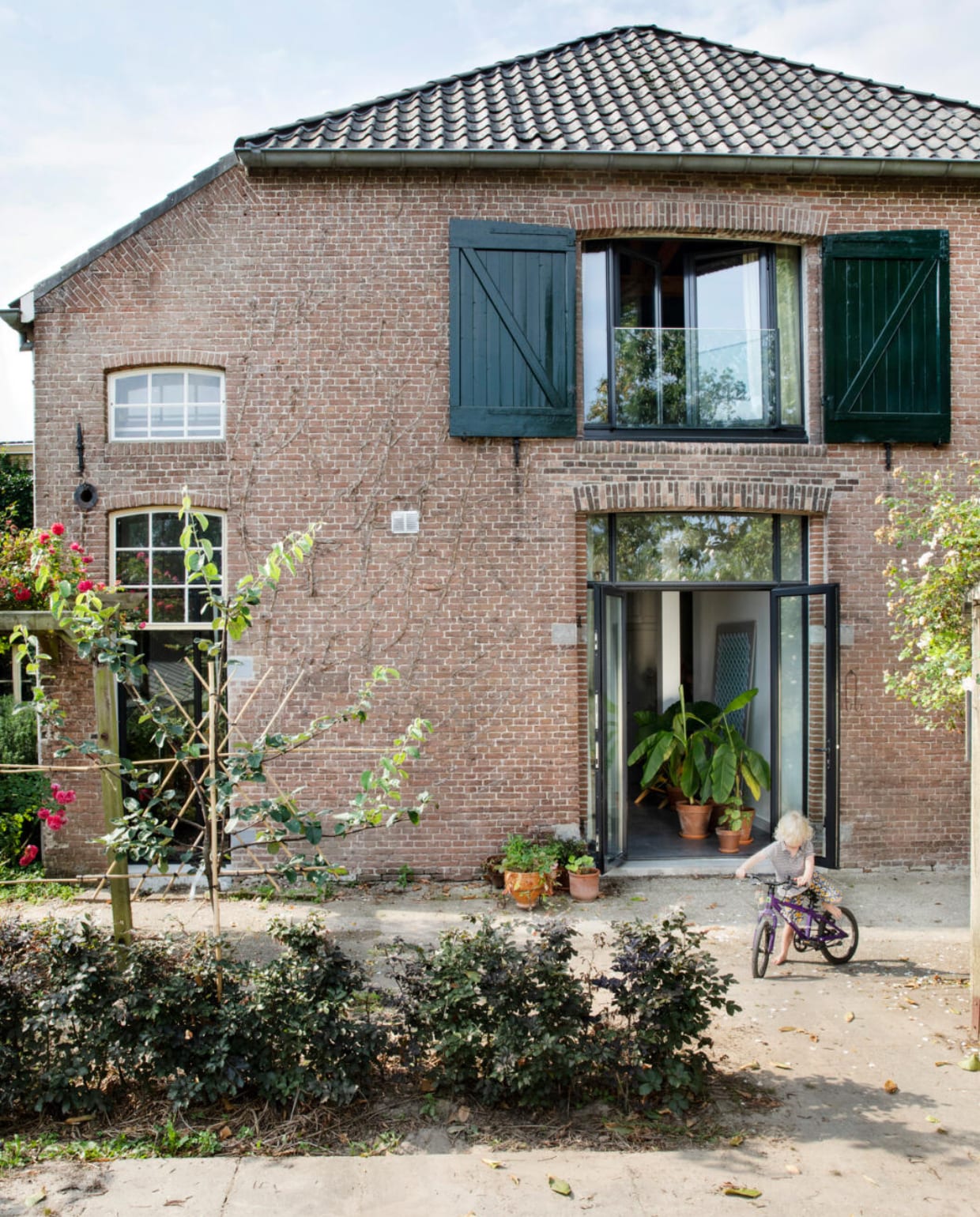 Liv voor de verbouwde appelboerderij van Mirte en Tom. vtwonen 10-2020 | fotografie Inga Powilleit | styling José Martens