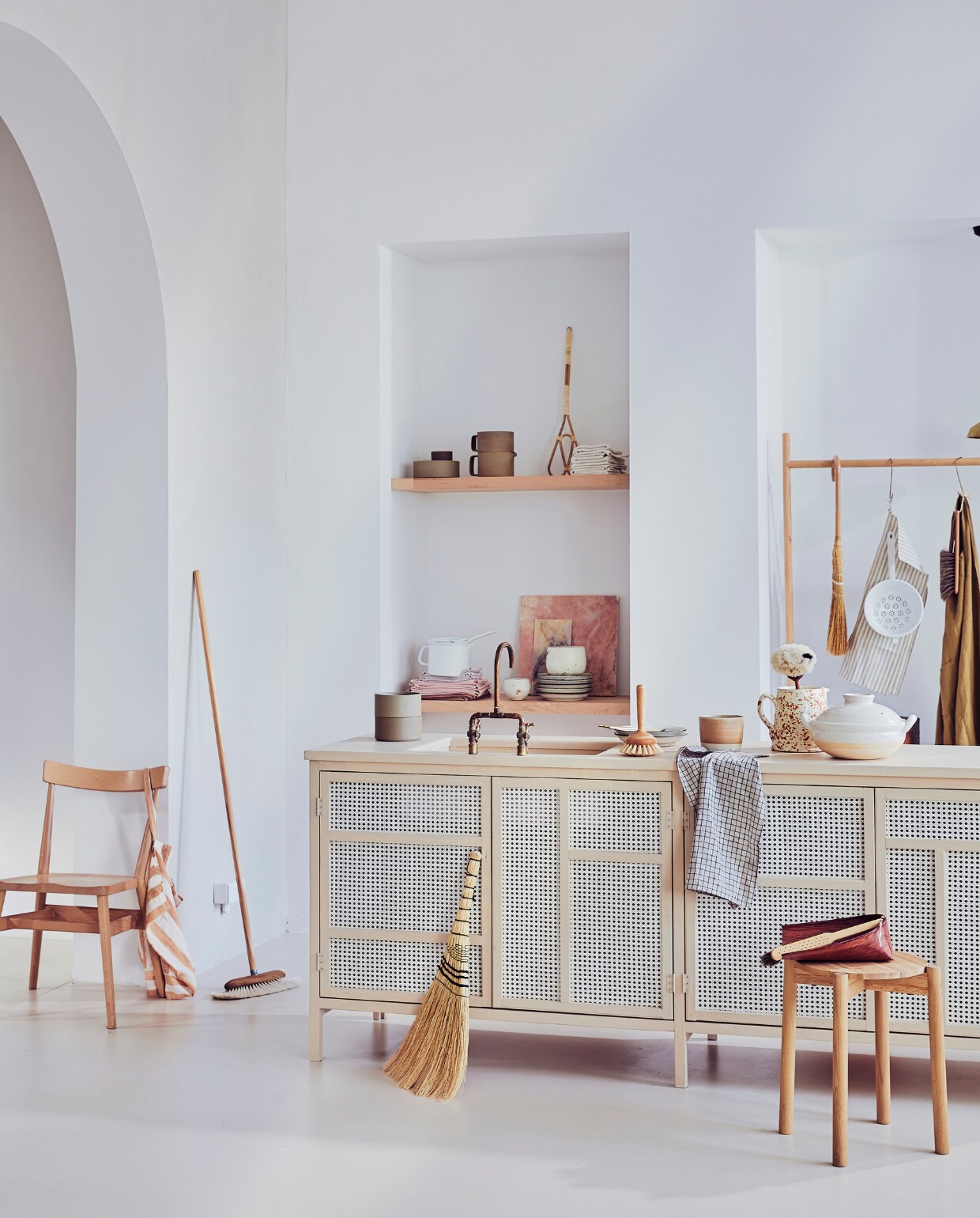 Keuken vanaf € 1700,- (com-anders.nl),Houten stoel van Ercol € 641,-, tas vanLinge Particulier € 45,95, bezem € 48,50,Japanse handbezem tegen keukenblok€ 96,- (pantoufle-design.nl). In kast: komvan Hasami Porcelain € 34,-, koffiepotmet filter van Hasami Porcelain € 153,-,mattenklopper € 10,-, roze handdoekenvan Linge Particulier € 18,95, emaillenpan van Riess € 30,-, Japans kopje vanTakashi Sogo € 46,50, borden van HasamiPorcelain € 20,-, messing lampje vanFutagami € 465,- (pantoufle-design.nl),marmeren serveerplank Stoned € 19,95,marmeren keukenplank Stoned vanaf€ 59,95 (stonedmarble.com). Op hetaanrecht: bakjes van Hasami Porcelain€ 21,-, staande borstel van Iris Hantverk€ 28,-, geruite handdoek van Fog Linen€ 14,50, karaf van keramiek € 25,-,plumeau € 31,-, Japanse stoompan€ 120,- (pantoufle-design.nl), geglazuurdekom keramiek € 49,- (annemiekebootsceramics.nl). Houten kruk van KarimokuNew Standard € 335,-, met daaropJapanse bamboe stofvanger van IrisHantverk € 27,-, veger van Iris Hantverk€ 16,95, (pantoufle-design.nl). Aan hetrek: Japanse handbezem € 84,-, emaillenvergiet van Riess € 35,-, handdoek vanFog Linen € 14,50, olijfkleurig schortvan Linge Particulier € 74,95, plumeau€ 31,- (pantoufle-design.nl). Houten rekprivébezit. vtwonen 5-2019 | styling Cleo Scheulderman | fotografie Jeroen van der Spek