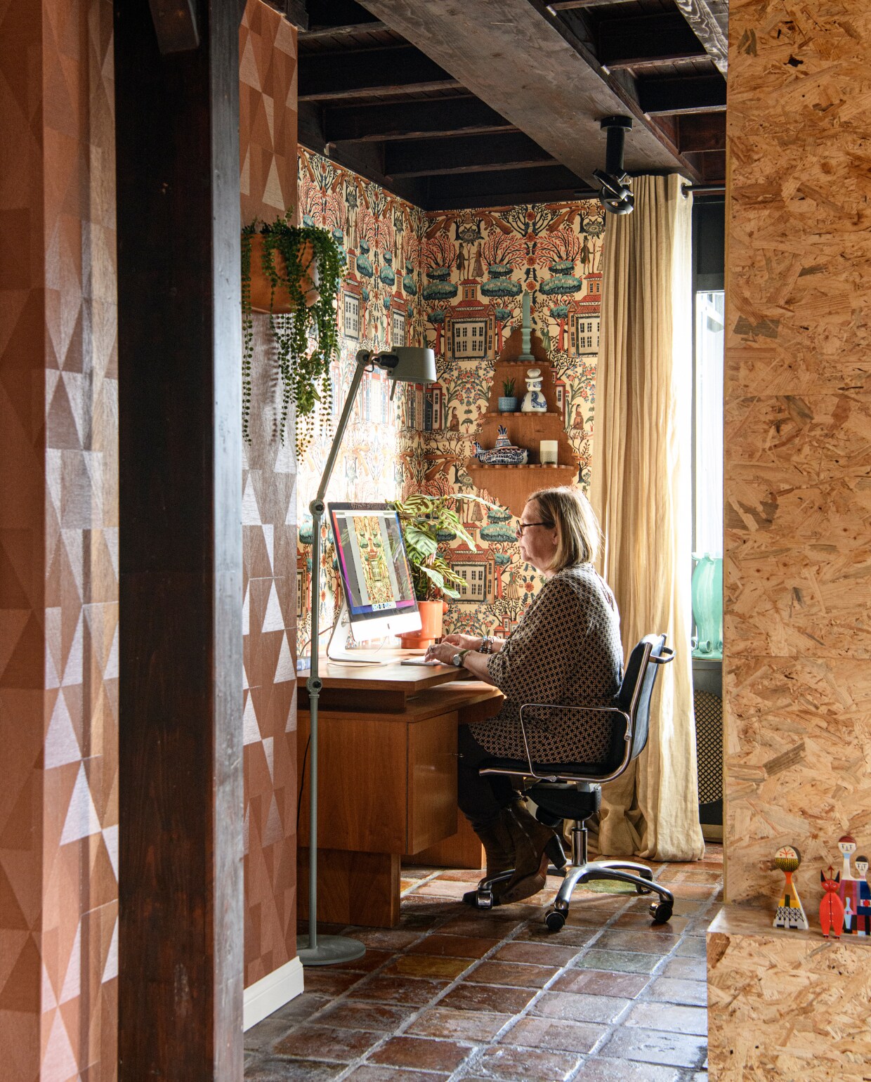 Bureau, bureaustoel, linnen gordijnen en wandplank Marktplaats. Vloerlamp Bolt van Tonone, plafondspot Goes van Qazqa. Overig onbekend. vtwonen 10-2023 | productie Insidehomepage | styling Kim Timmerman | fotografie Louis Lemaire