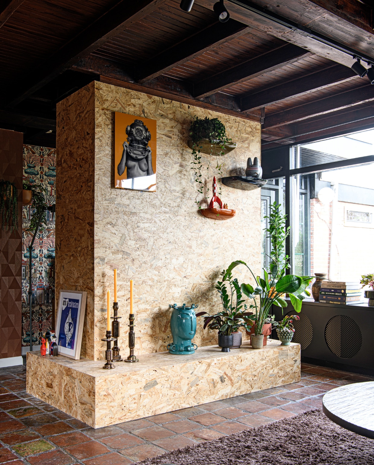 Kunstwerk Victor Spinelli via House of Wow, wandplanken Corniches van Vitra, kandelaars Diesel x Seletti, turquoise sculptuur Loods 5. Overig onbekend. Kunstwerk Victor Spinelli via House of Wow, wandplanken Corniches van Vitra, kandelaars Diesel x Seletti, turquoise sculptuur Loods 5. Overig onbekend.