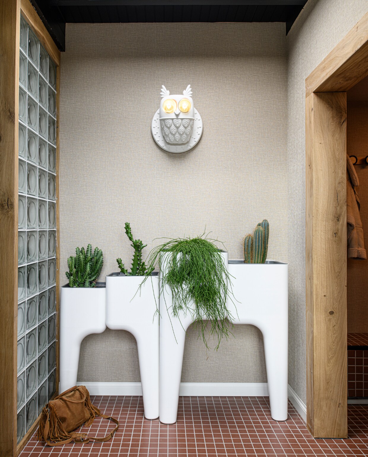 Wandlamp Zoo van Karman via Slowclub, plantenbakken Kiga XL, behang Filin van Casamance via Behangfabriek, vloertegels Winckelmans, glazen bouwstenen Alpha van Gasblok. Tas onbekend. 2 Buitenstoelen Jotex. 3 Geprinte schuifdeuren van Behangfabriek, wastafel Marktplaats, spiegelkast Cala Bassa, vloerkleed Tapijt24. Overig onbekend. vtwonen 10-2023 | productie Insidehomepage | styling Kim Timmerman | fotografie Louis Lemaire