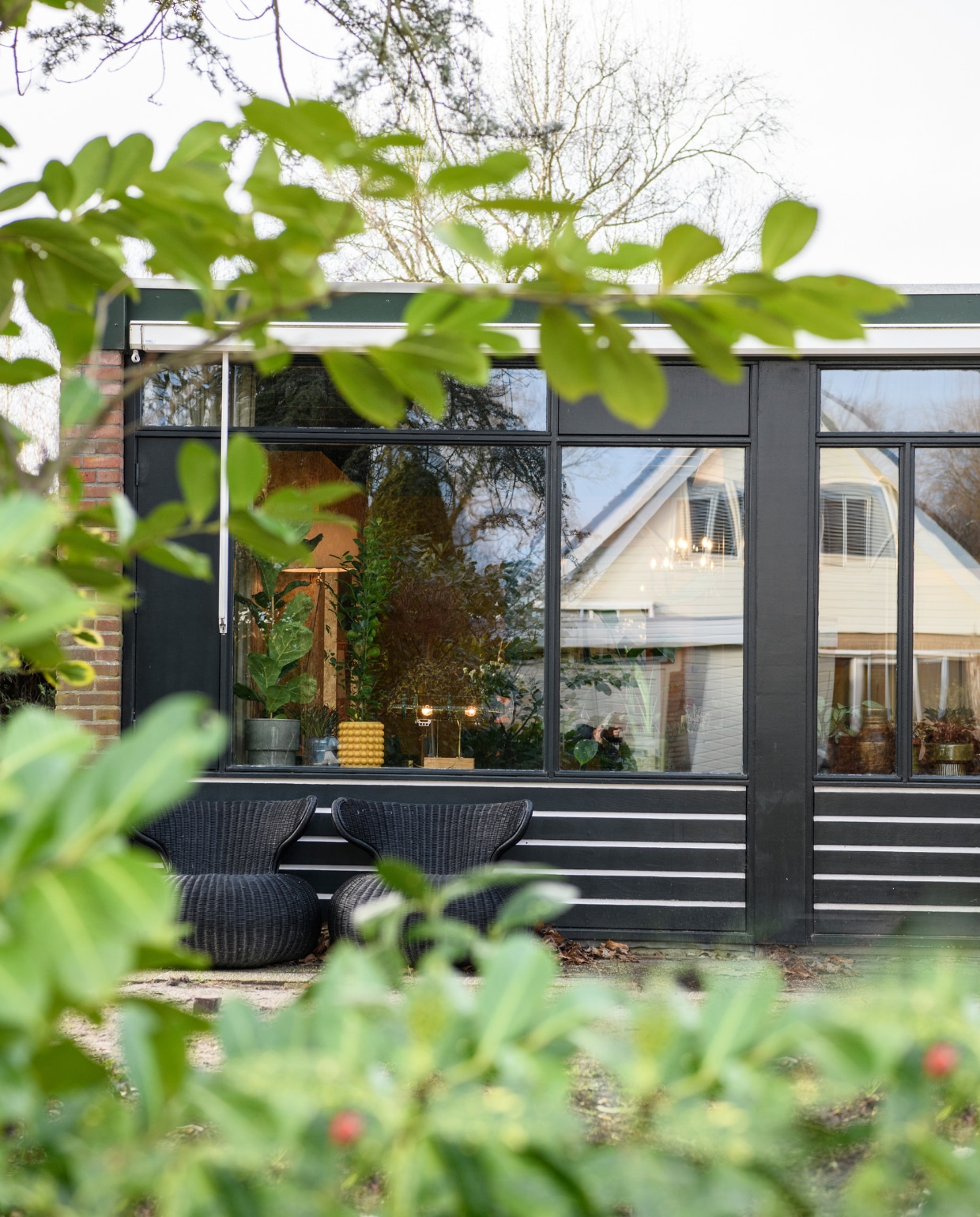 Buitenstoelen Jotex. 3 Geprinte schuifdeuren van Behangfabriek, wastafel Marktplaats, spiegelkast Cala Bassa, vloerkleed Tapijt24. Overig onbekend. vtwonen 10-2023 | productie Insidehomepage | styling Kim Timmerman | fotografie Louis Lemaire