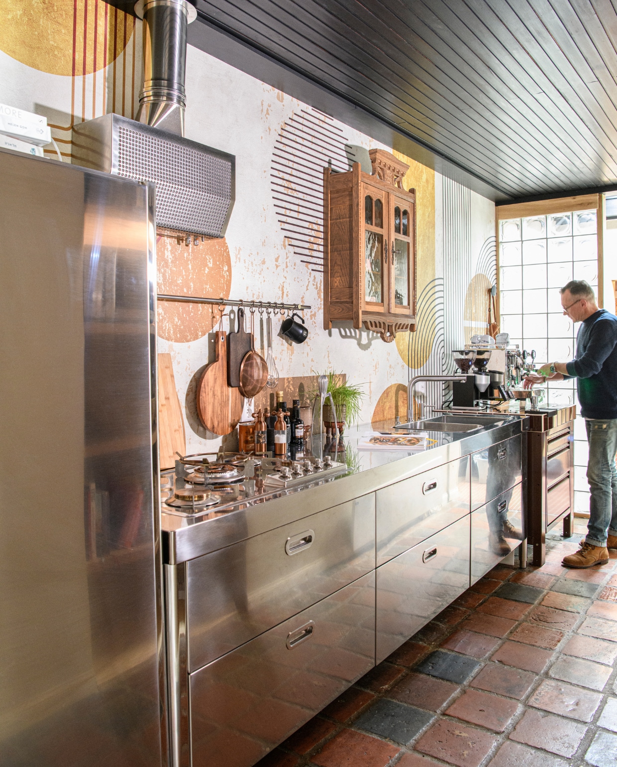 Eiken vitrinekast Marktplaats, servies Teema van Iittala, rvs keuken The Big Easy Kitchen. Naadloos behang Road Trip en structuurbehang Parangon van Casamance via Behangfabriek. Overig onbekend. vtwonen 10-2023 | productie Insidehomepage | styling Kim Timmerman | fotografie Louis Lemaire