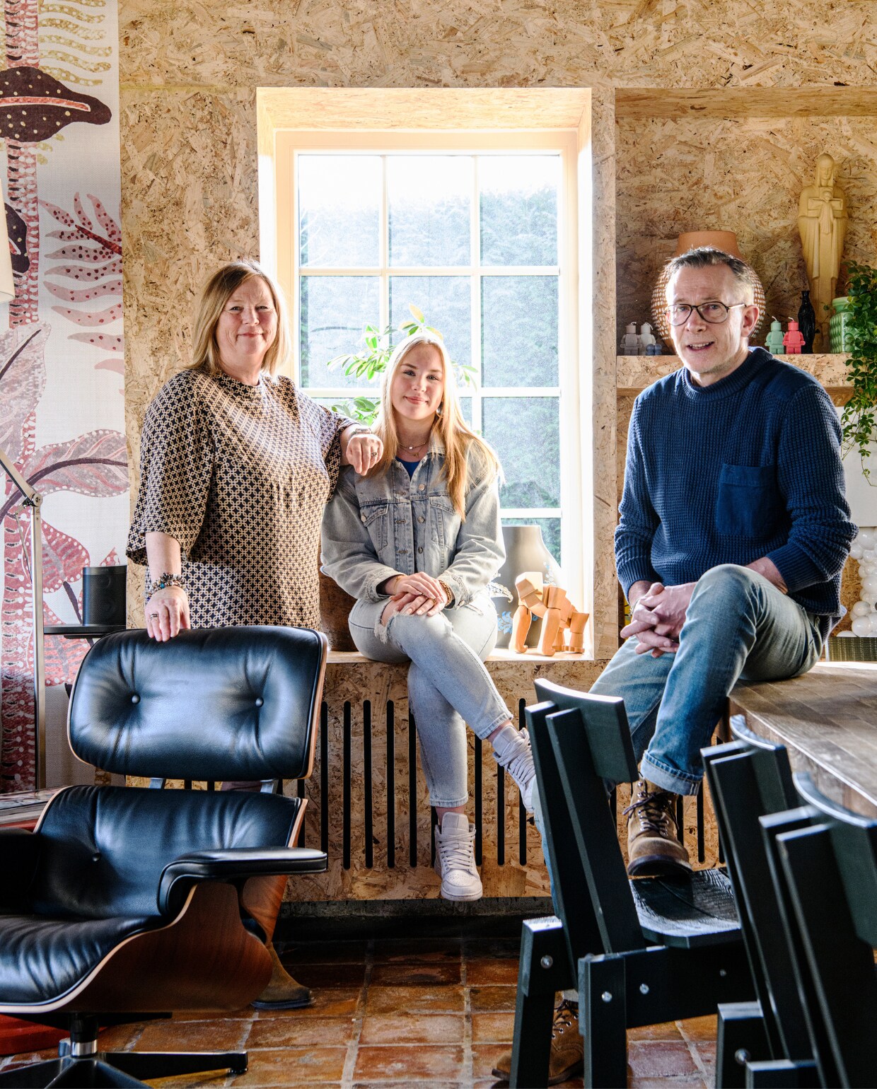 Marieke, Rein en Lola. Kantinetafel Piet Hein Eek, stoelen Piet Hein Eek voor Ikea. Behang Havana Khrôma van Masureel via Behangfabriek. Fauteuil en voetenbank Charles Eames. vtwonen 10-2023 | productie Insidehomepage | styling Kim Timmerman | fotografie Louis Lemaire