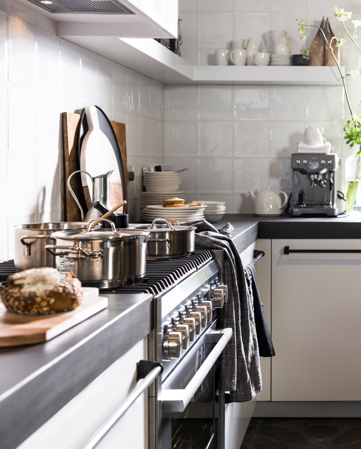 www.vtwonen.be, Kitchen Aid, Nijhof, Ikea, grachtenpand.com, Sissy-BoyHomeland, Day Warehouse, Intratuin, Combitex, It’s Loft (zie ook go.vtwonen.nl/collectie) vtwonen 09-2016 | styling Moniek Visser | fotografie Sjoerd Eickmans