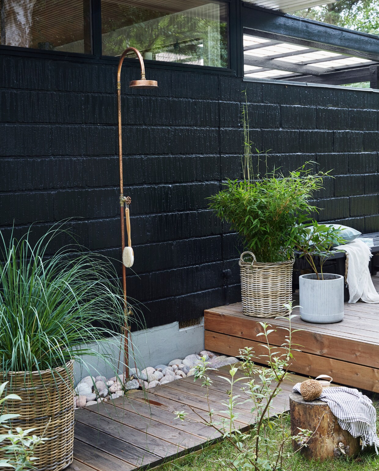 Spons en borstel Hydréa London. Handdoek gekocht op Bali. Daybed Ecofurn. Overig onbekend. vtwonen special binnenkijken 06-2023 | productie Living Inside | fotografie Anitta Behrendt | styling Rikke Graff Juel