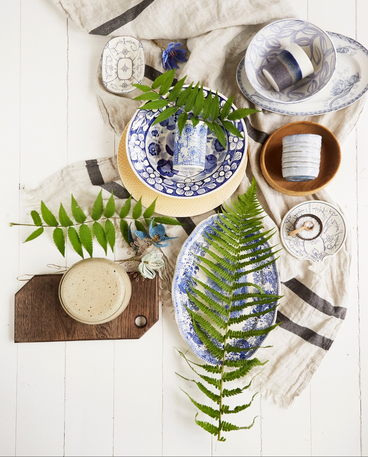 Servies rommelmarkt en Royal Copenhagen. Handdoek H&amp;M Home. Overig onbekend. vtwonen special binnenkijken 06-2023 | productie Living Inside | fotografie Anitta Behrendt | styling Rikke Graff Juel