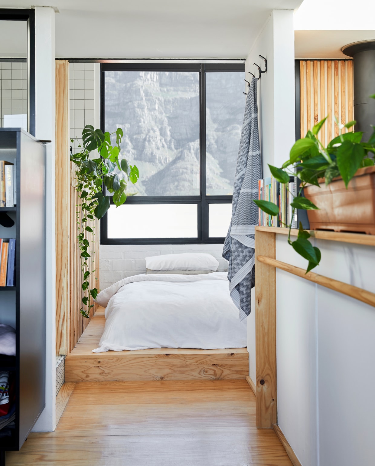 Bed en boekenkast zelfgemaakt. Handdoek Mungo. Overig onbekend. vtwonen special binnenkijken 03-2022 | productie Bureaux | fotografie Warren Heath | styling Sven Alberding