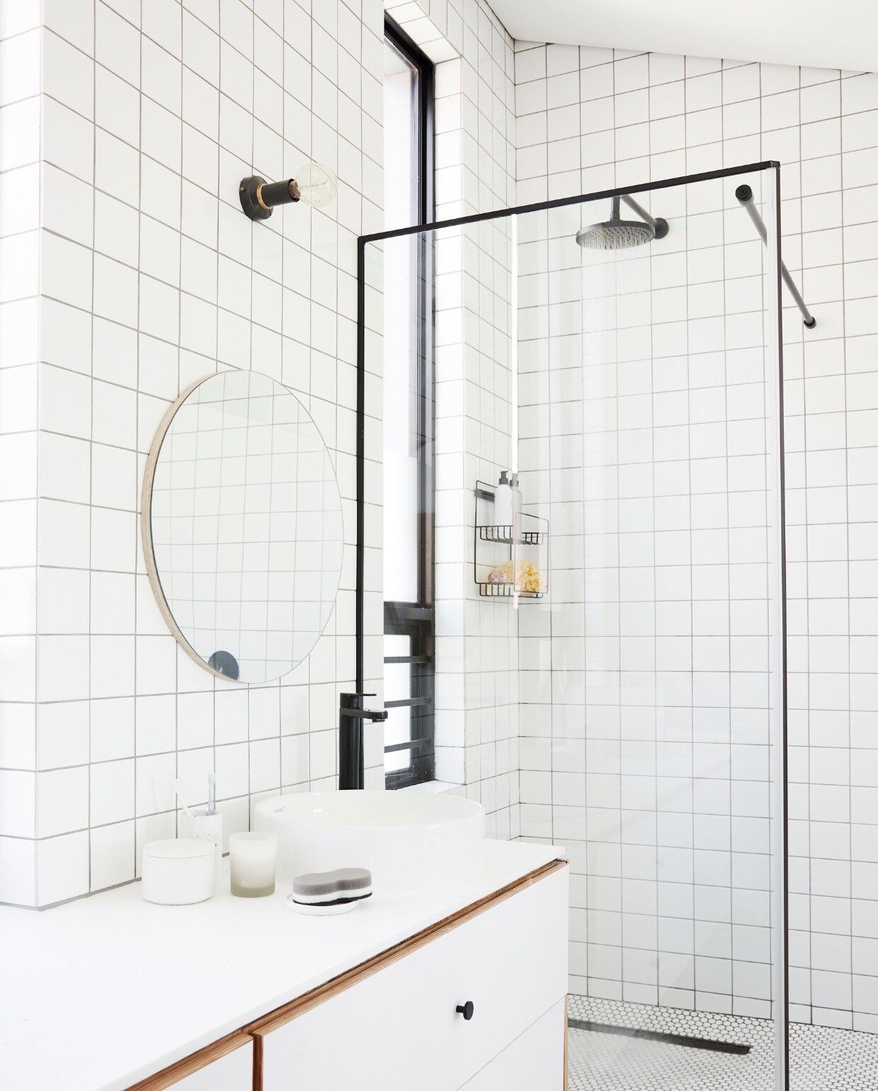 Wand- en vloertegels Pudlo. Wasmeubel ontworpen door David. Waskom Cotto. Kraan en douche Gio Plumbing. Wandlamp Hoi P’loy. Overig onbekend. vtwonen special binnenkijken 03-2022 | productie Bureaux | fotografie Warren Heath | styling Sven Alberding