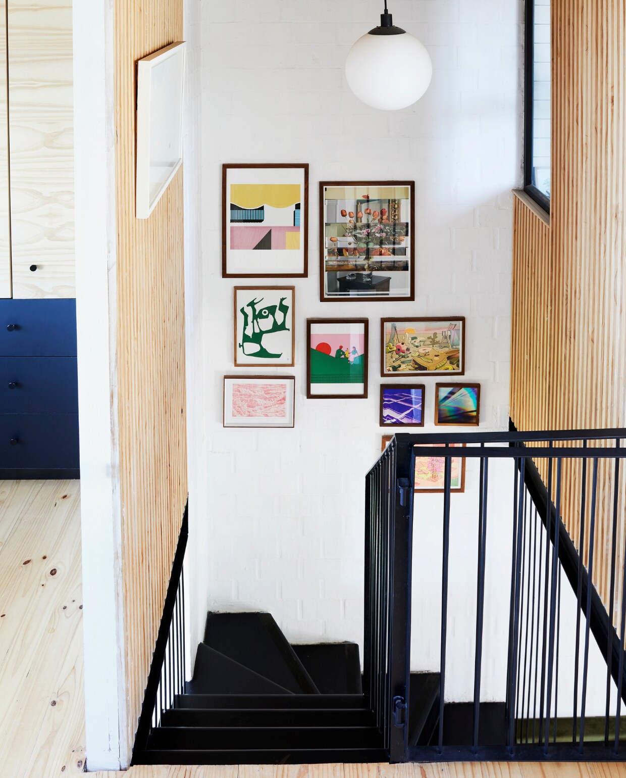 Stephen en Tanja's huis. Kunst van o.a. Danielle Hitchcock en Nico Krijno. vtwonen special binnenkijken 03-2022 | productie Bureaux | fotografie Warren Heath | styling Sven Alberding