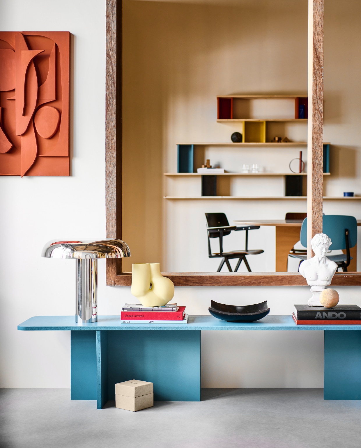 Muurverf Stock, meubelverf Air Force Blue (littlegreene.nl). Metalen lamp € 269,- (hkliving.com). Vaas Chubby van Hay € 85,- (vtwonen.nl/shop). Overig privébezit. vtwonen special DIY 07-2023 | styling Sanne Ketelaar | fotografie Sjoerd Eickmans