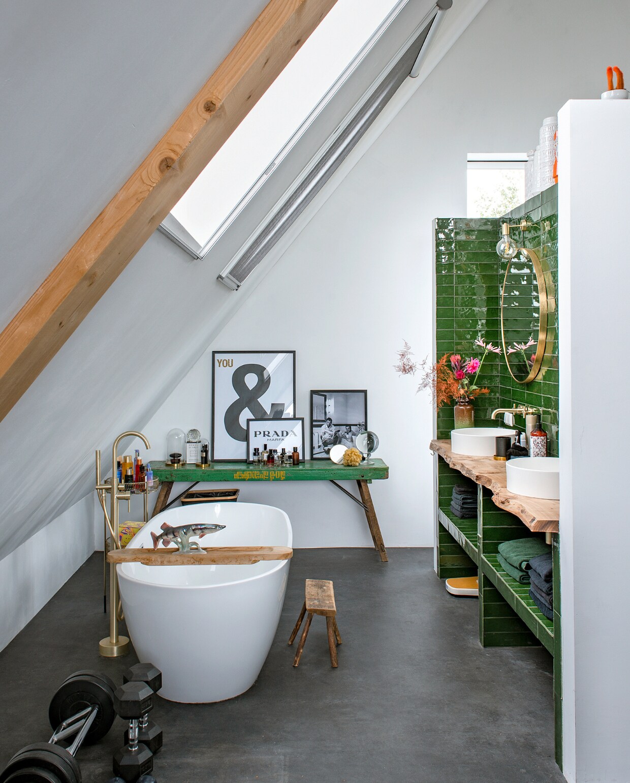 Bad en wastafelkranen Sanitairwinkel. Badkraan Troostwijk Auctions, tegels Tegeldepot. Spiegel en houten wastafelplank Nijhof. Prints Tica. Tafel en kruk vintage. Overig onbekend. vtwonen 10-2023 | fotografie Ton Bouwer