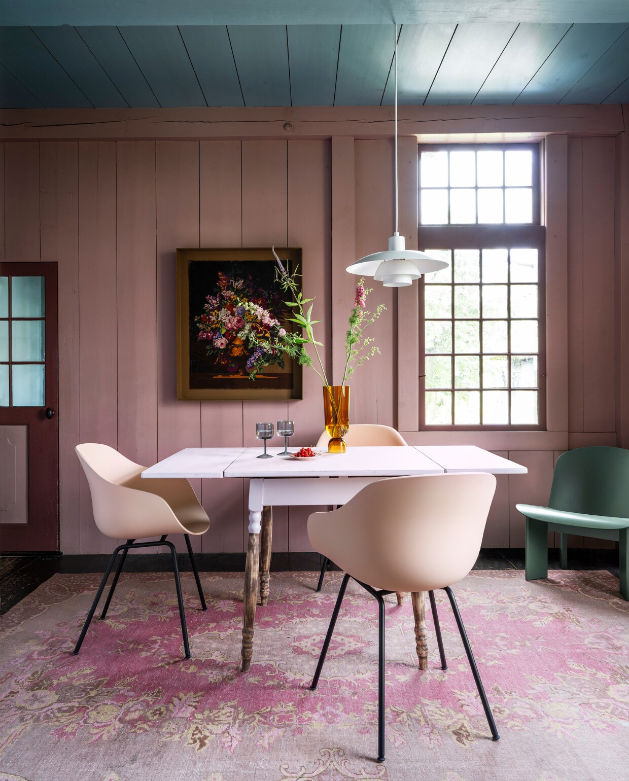 Tweedehands tafel € 19,95, tweedehands geborduurd boeket € 19,95  (kringloopsaartje.nl). Linoleum Furniture in Powder 4185, 183 cm breed, per m2 € 41,95 (forbo.nl). Tauperoze acrylverf in D4.04.71, per liter € 22,50 (flexa.nl). Baklijst zelfgemaakt, geverfd in krijtverf Praliné van Pure &amp; Original, per liter € 55,- (deruamsterdam.nl). Katoenen vloerkleed Printed Rug van HKliving, 250x250 cm € 349,- (vtwonen.be/shop). Aluminium hanglamp Ph 4/3 van Louis Poulsen € 566,36 (flinders.nl). Eetkamerstoel AAC 226 in Soft Peach, houten zitting en stalen poten, 59x54x82 cm (bxdxh) € 275,-, beukenhouten loungestoel Chisel, 63x68,5x39 cm (bxdxh) € 549,-, glazen vaas Bottoms Up € 109,-, wijnglazen, set van 2 € 45,- (hay.nl). vtwonen 10-2023 | styling Marianne Luning | fotografie Stan Koolen | assistentie Rosa van Schie
