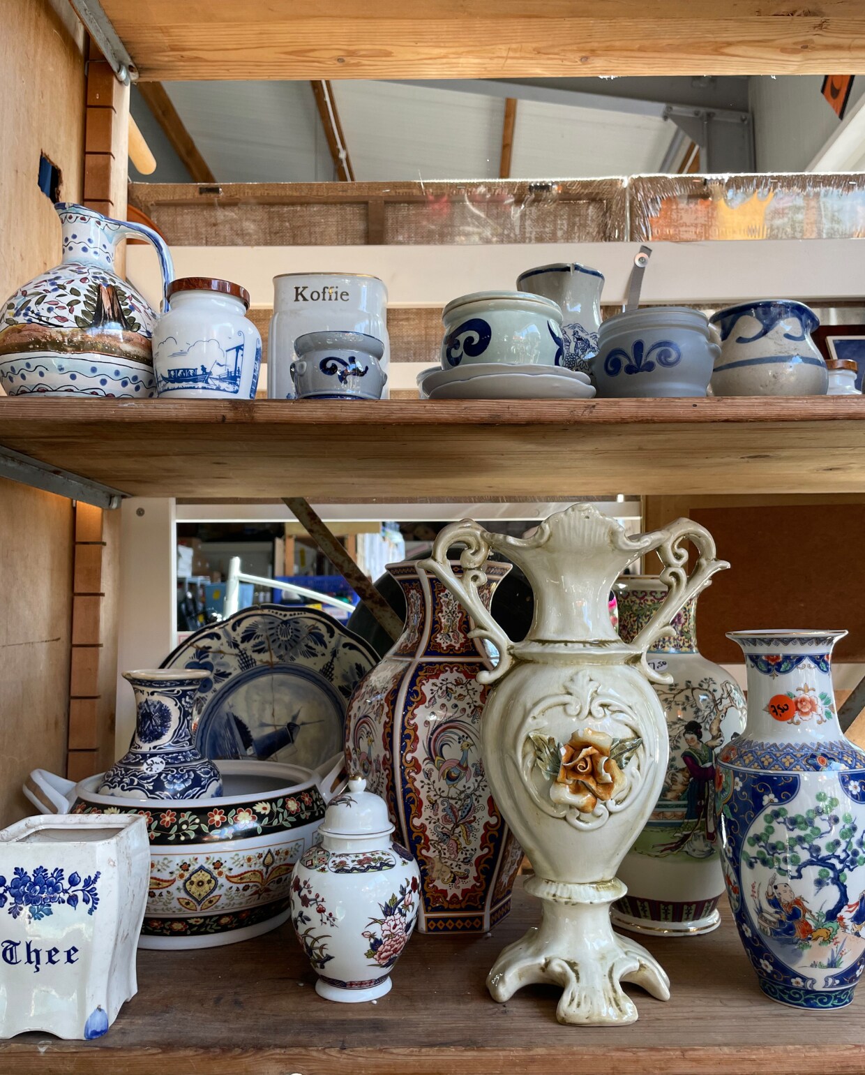 Tweedehands aardewerk en porselein, per stuk vanaf € 5,- (kringloopsaartje.nl). vtwonen 10-2023 | styling Marianne Luning | fotografie Stan Koolen | assistentie Rosa van Schie
