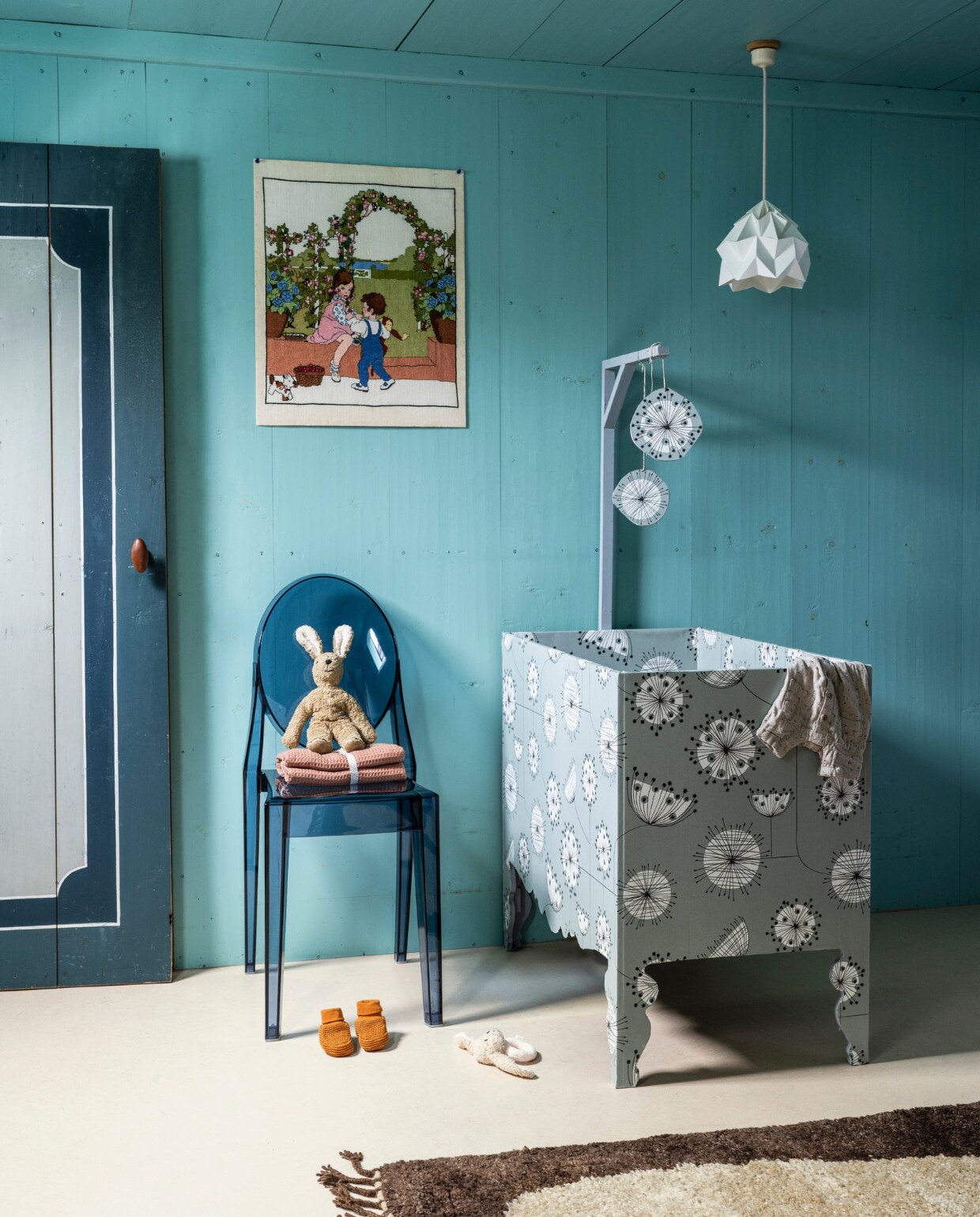 Tweedehands wieg € 15,-, tweedehands borduurlap € 19,- (kringloopsaartje.nl). Behang Dandelion Mobile in Ashness van MissPrint, 10x0,52 cm (lxb), per rol € 126,50 (deruamsterdam.nl). Kunststof stoel Victoria Ghost van Kartell, 39x50x91 cm (bxdxh) € 270,-, wollen vloerkleed Abstract van Ferm Living, 120x180 cm € 499,- (vtwonen.nl/shop). Papieren plafondlamp Moth € 63,-(studiosnowpuppe.nl). Overig privébezit. vtwonen 10-2023 | styling Marianne Luning | fotografie Stan Koolen | assistentie Rosa van Schie