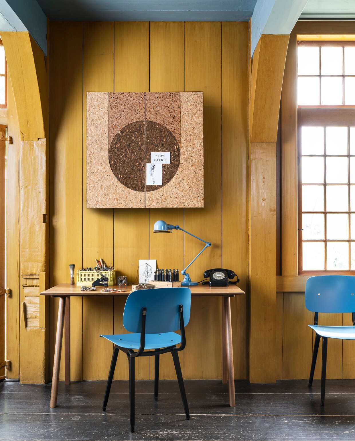 Tweedehands kast € 15,- (delokatie.nl). Kurkbehang in 3 kleuren: Saturnus, Naturel en Country, per meter vanaf € 14,50 (kurkenco.nl). Houten bureau CPH 90, 130x65x74 cm (lxbxh) € 1129,-, kunststof krat Colour Crate S € 6,- (hay.nl). Stoelen Revolt van Hay, gerecycled abs zitting en stalen poten 45,5x49,5x81 cm (bxdxh) € 385,- (vtwonen.nl/shop). Aluminium bureaulamp van Jieldé € 299,60 (lampen24.nl). Ansichtkaart, set van 16 € 29,- (petralunenburg.com). Kunstprint, prijs op aanvraag (kimrijntjes.nl). Gereedschap, sieraden prijs op aanvraag (atelierroos.nl). Overig privébezit. vtwonen 10-2023 | styling Marianne Luning | fotografie Stan Koolen | assistentie Rosa van Schie
