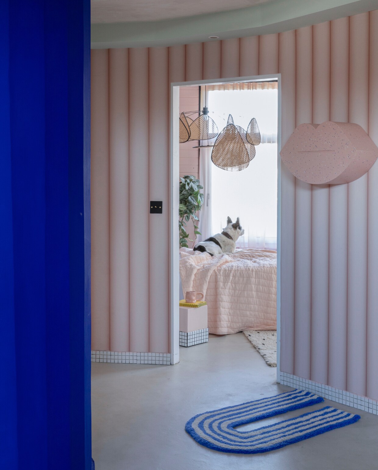 Muurverf Ultra Blue Little Greene. Behang BelarteStudio. Regenboogkleedje in opdracht gemaakt. Kunstwerk mond Sascha Grewe. vtwonen binnenkijken special 121-2022 | productie en fotografie Anne Catherine Scoffoni