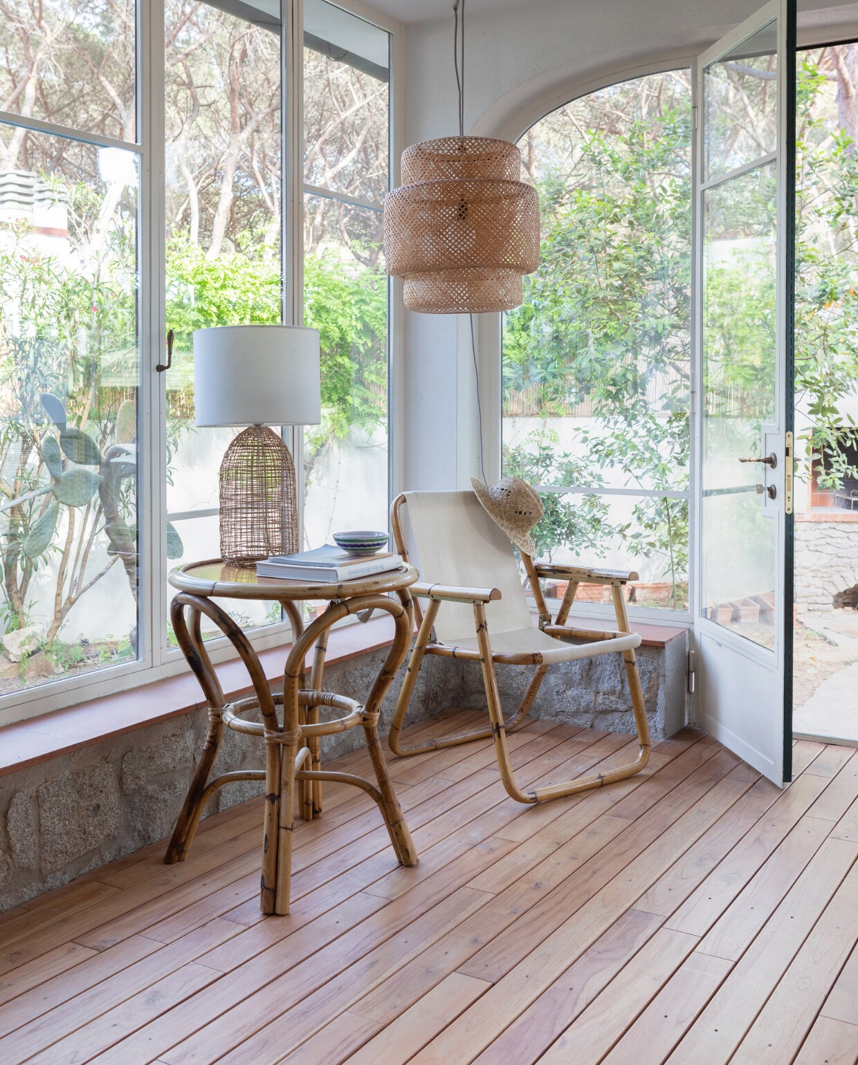 Bamboe tafel en stoel vintage. Tafellamp Maisons du Monde. Hanglamp Sinnerlig van Ikea. Hoed Trouva. Overig onbekend. vtwonen special binnenkijken 06-2023| productie Living Inside | fotografie Monica Spezia
