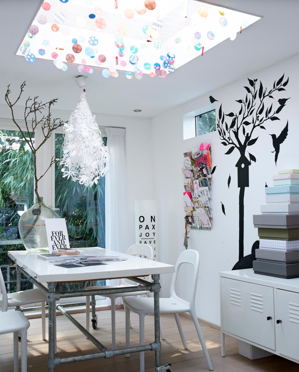 Werktafel zelfgemaakt van Kee Klamp buizen (Nijhof), witte planken en wielen lamp Tord Boontje kleurrijke slinger Engel, muursticker Kek Amsterdam, lamp Ligne Roset lockerkastje en stoelen Ikea, poster For Ever and Ever van The Birds and the Bees via Flavouritesstore.nl. Overig onbekend. vtwonen 07-2014 | styling Marianne Luning | fotografie Tjitske van Leeuwen