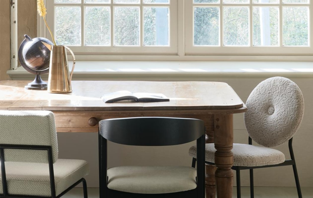 Grenenhouten tafel, 180x90x80 cm (lxbxh) prijs op aanvraag (vandijkenko.nl). Bouclé stoel Mist € 259,- (zuiver.com). Acryl hanglamp Cupola € 170,- (hkliving.nl). Koperen kan Kassan € 49,50, globe Miles vanaf € 39,- (dutchbone.com). vtwonen 06-2021 | styling Fietje Bruijn | fotografie Dennis Brandsma