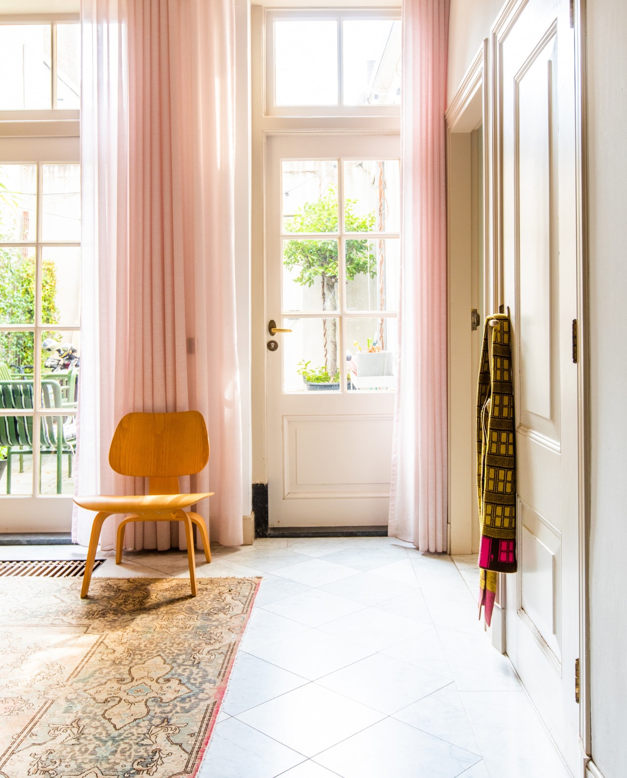 Stoel Vitra, gordijnen Femkeido, vloerkleed souvenir uit Marokko. vtwonen 10-2023 | productie CocoFeatures | fotografie Laura Emma van Geest
