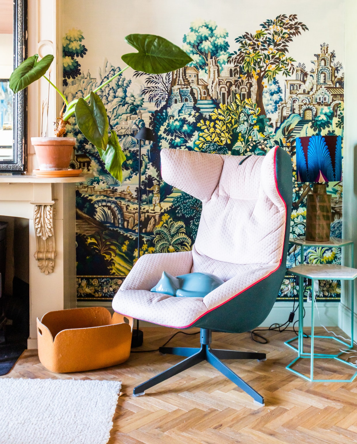 Stoel Moroso, paneelbehang Cole &amp; Son, tafellamp Menu. Poes en spiegel Vitra. Mand Muuto, bijzet-tafels Diesel, vloerkleed Ferm Living, visgraatvloer Het Leidsch Parkethuis. vtwonen 10-2023 | productie CocoFeatures | fotografie Laura Emma van Geest