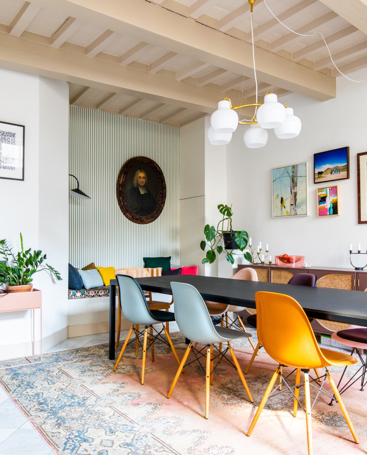 Tafel Hay, stoelen Vitra, vloerkleed souvenir uit Marokko, dressoir HKliving, kandelaars Polspotten. Kunst: Blauw kunstwerk Scarlett Hooft Graafland via We Like Art. Bloempotten tuincentrum, gordijnen Femkeido. Oude plattegrond Leiden lokale antiquair. Overig onbekend. vtwonen 10-2023 | productie CocoFeatures | fotografie Laura Emma van Geest