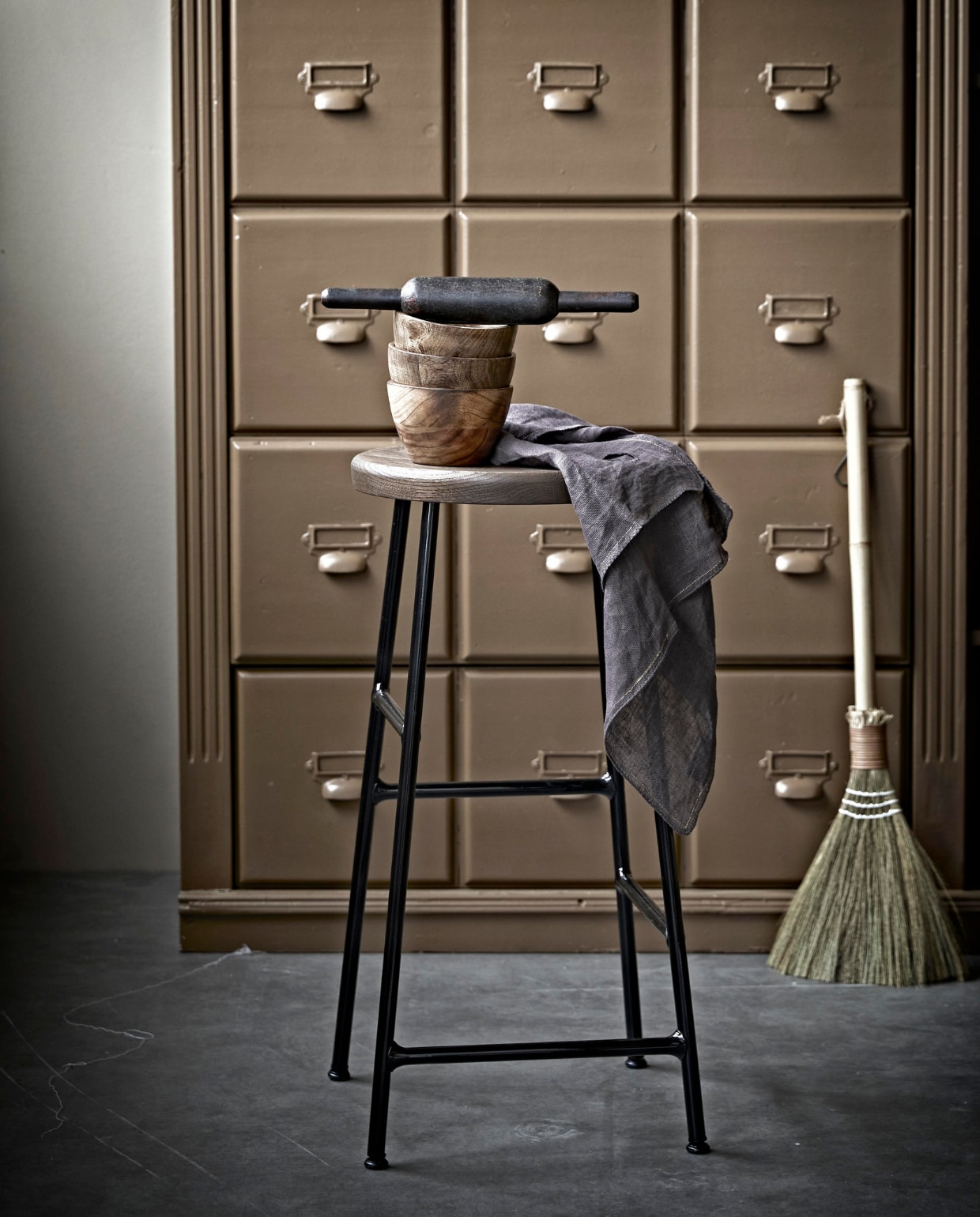 Barkruk van Hay, bamboe bezem. Antieke kast en op maat gemaakt, geschilderd met matte lak op waterbasis in Praline van Pure &amp; Original. Overig onbekend. vtwonen 11-2020 | styling Cleo Scheulderman | fotografie Jeroen van der Spek