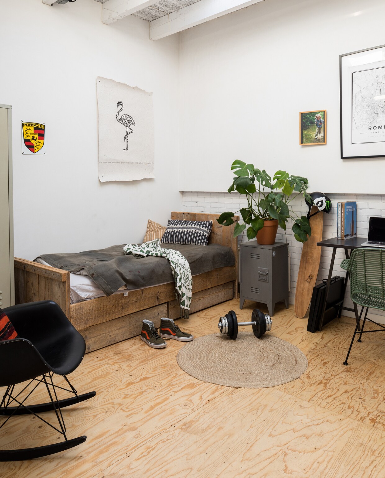 De slaapkamer van Mees met ook hier een dakraam voor extra veel daglicht. Bed van Jorg steigerhout, kleedje van Evenaar Eigenwijs wonen. Print boven bureau NADesign, herkomst andere muurhanger onbekend. Bureau Woood, stoelen en kastje HK Living. De underlayment vloer lag er al. vtwonen 09-2019 | styling Sabine Burkunk, Buro Binnenhuis | fotografie Hans Mossel