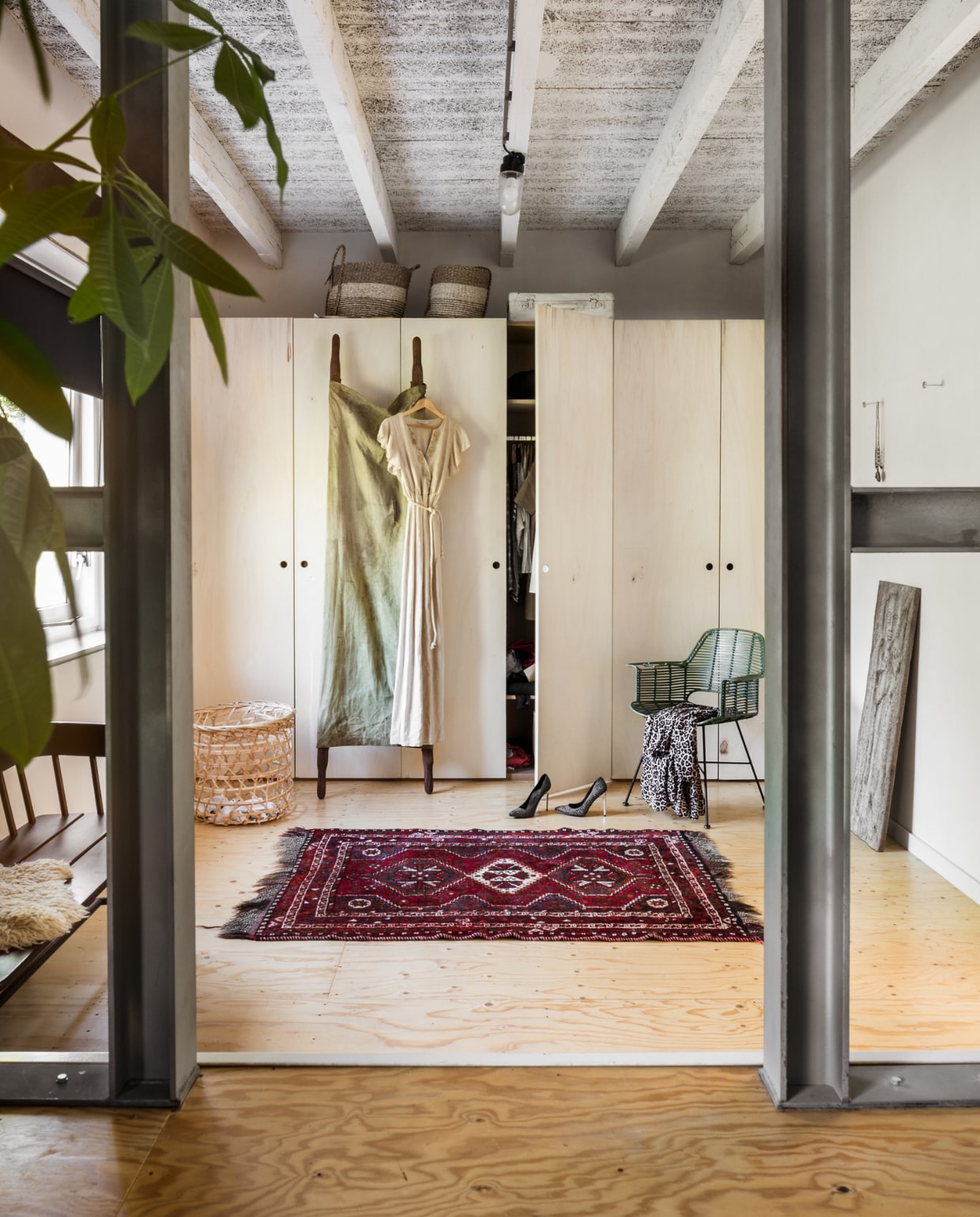 De kast werd op maat gemaakt door Tjeerd, het broertje van Marieke. Kleed komt van de kringloop, de stoel is van HK Living, de vloer is van underlayment. vtwonen 09-2019 | styling Sabine Burkunk, Buro Binnenhuis | fotografie Hans Mossel