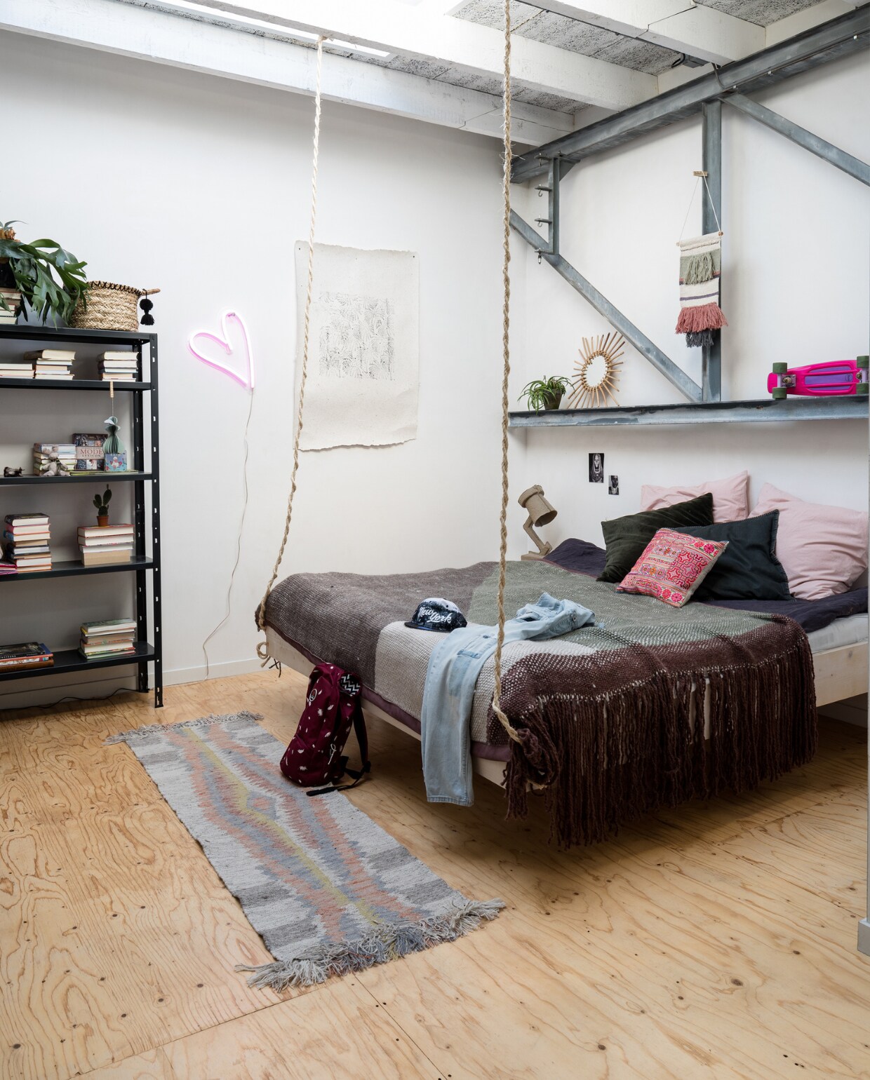 Op Eefjes slaapkamer lijkt het bed te zweven, maar stiekem zit het vast aan de muur en staan er in het midden twee poten. Print en sprei van NADdesign, mini-wandkleedje Intratuin, vloerkleed en kleurrijk kussentje Aai made with love, hartjeslamp Vintage Lab. Kast en spiegel van HK Living via Mariekes shop. vtwonen 09-2019 | styling Sabine Burkunk, Buro Binnenhuis | fotografie Hans Mossel