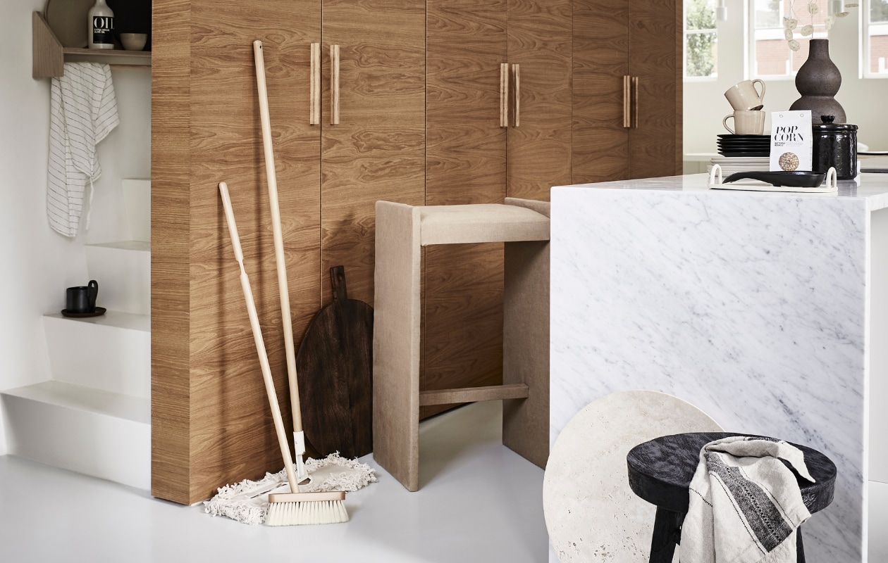 Kruk kringloop € 7,50 (kringloopwinkelleiderdorp.nl) bekleed met stof per meter € 39,95 (stof.nl). Dweil € 59,99, bezem € 22,99, zwarte pot € 17,99 en zwarte lepel € 12,99 (zarahome.com). Ronde houten snijplank € 29,99, zak popcornmaïs € 5,99, bruine vaas € 39,99, zwarte kruk € 59,99 (hm.com). Droogbloemen (waterdrinker.nl). Stenen prijzen op aanvraag, ronde serveerschaal € 480,- (homestede.nl). Wandrek Reizo € 132,- (sukha.nl). Fles olijfolie € 17,95 (nicolasvahe.com). Beige bord € 22,90, donkerbruin bord € 22,90, mokje € 9,90, theedoek € 27,90, mokken met oor per stuk € 17,-, wit dienblad op aanrecht prijs op aanvraag, schoteltje op trap per stuk € 7,90 (letoile.store). Zwarte mok op trap € 19,- (fermliving.com). Borden Pure Serax per stuk € 17,99 (vtwonen.be). vtwonen 09-2021 | styling Liza Wassenaar | fotografie Alexander van Berge