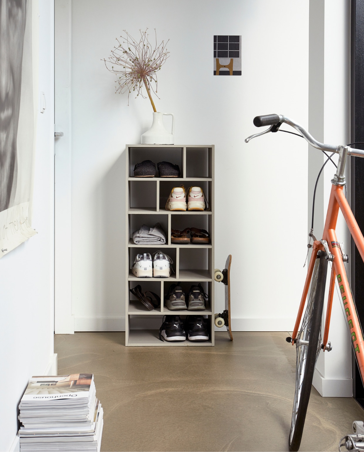 Tweedehands racefiets (marktplaats.nl). Vintage skateboard (kringloop). Overig privébezit. vtwonen 10-2023 | styling &amp; uitvoering Corrien Flohil | fotografie Dennis Brandsma