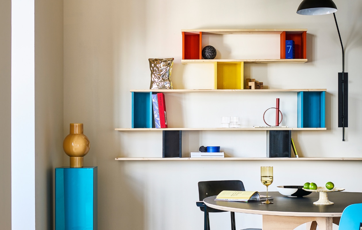 Muurverf Stock, verf Air Force Blue, verf Light Gold, verf Heat, verf Jack Black (littlegreene.nl). Glazen pilaar, 28x28x90 cm (bxdxh) € 325,-, metalen vaas Bag of Chips € 49,95, gele keramieken vaas € 59,95 (hkliving.com). Eetkamerstoel Revolt van Hay € 385,-, rode vaas van Fermob € 59,-, glazen Ripple van Ferm Living, set van 4 € 45,-, blauwe vaas van Ferm Living € 99,-, metalen wandlamp Orion van vtwonen (vtwonen.be/shop). Zwarte eetkamerstoel van Galvanitas, 50x57x80 cm € 285,-, notenhouten kruk € 339,- (demachinekamer.nl). Tafel Pupil met fenix blad, 140 cm (Ø) € 4750,- (arpdesign.com). Zwart-witte keramieken schaal € 19,99, emaillen taartplateau € 29,99 (hm.com). Wijnglas € 5,99 (zarahome.com). Boeken en ornamenten privébezit. vtwonen special DIY 7 | styling Sanne Ketelaar | fotografie Sjoerd Eickmans