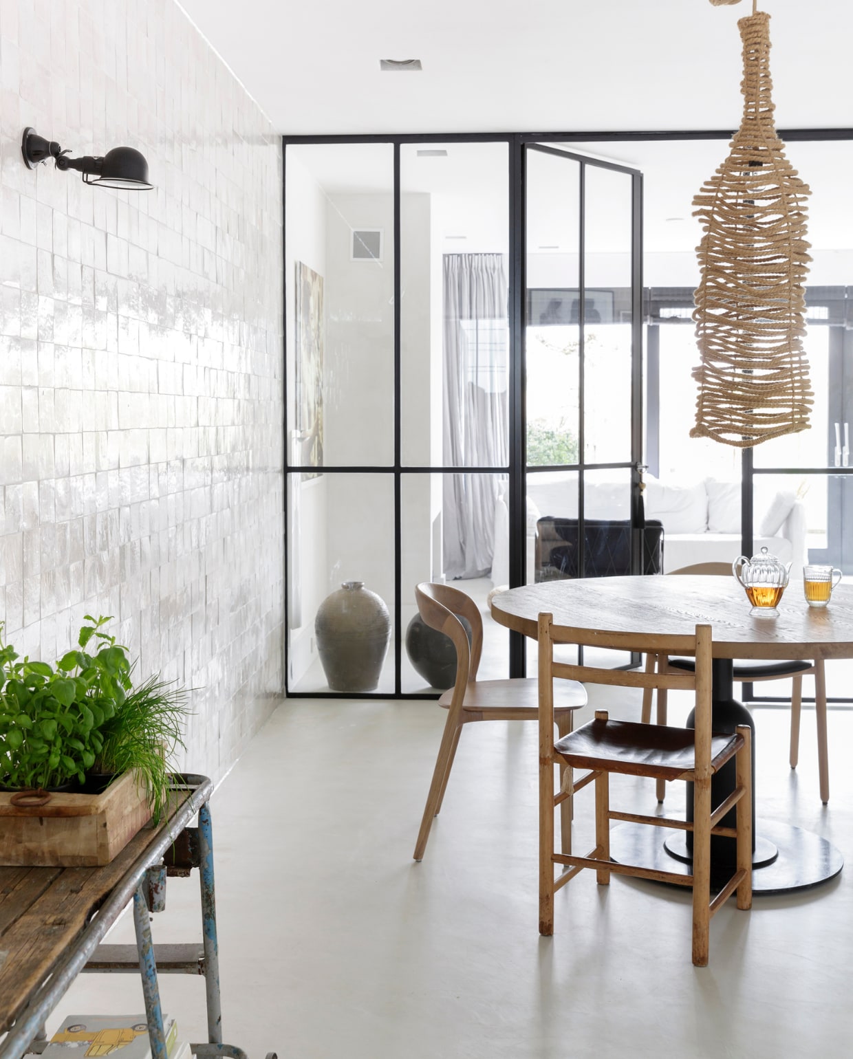 Karretjevan Brût Amsterdam, op de muur zelliges van designtegels.nl.Wandlampen van Jieldé. Hanglamp boven de eettafel van The Finds,tafel op maat gemaakt door A Table. Stoel van marktplaats.nl.Stoel Neva van Artisan is gekocht bij Goeds. vtwonen 11-2018 | Fotografie Margriet Hoekstra | Styling Barbara Natzijl