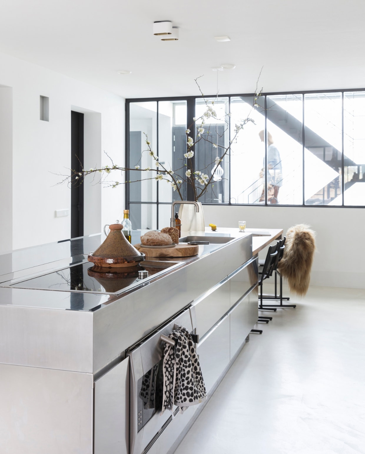 Keuken van Arclinea, handdoek H&amp;M, vintage tajine, ronde plank en vacht van The Finds, eettafelstoelen Memento van Wdstck. vtwonen 11-2018 | Fotografie Margriet Hoekstra | Styling Barbara Natzijl