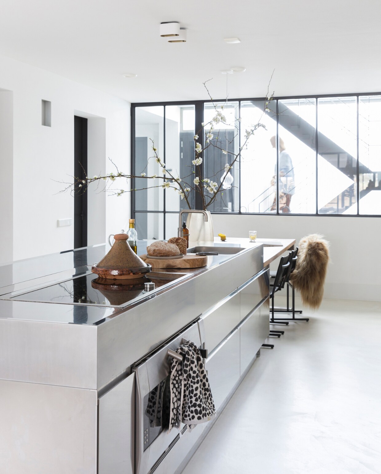 Keuken van Arclinea, handdoek H&amp;M, vintage tajine, ronde plank en vacht van The Finds, eettafelstoelen Memento van Wdstck. vtwonen 11-2018 | Fotografie Margriet Hoekstra | Styling Barbara Natzijl