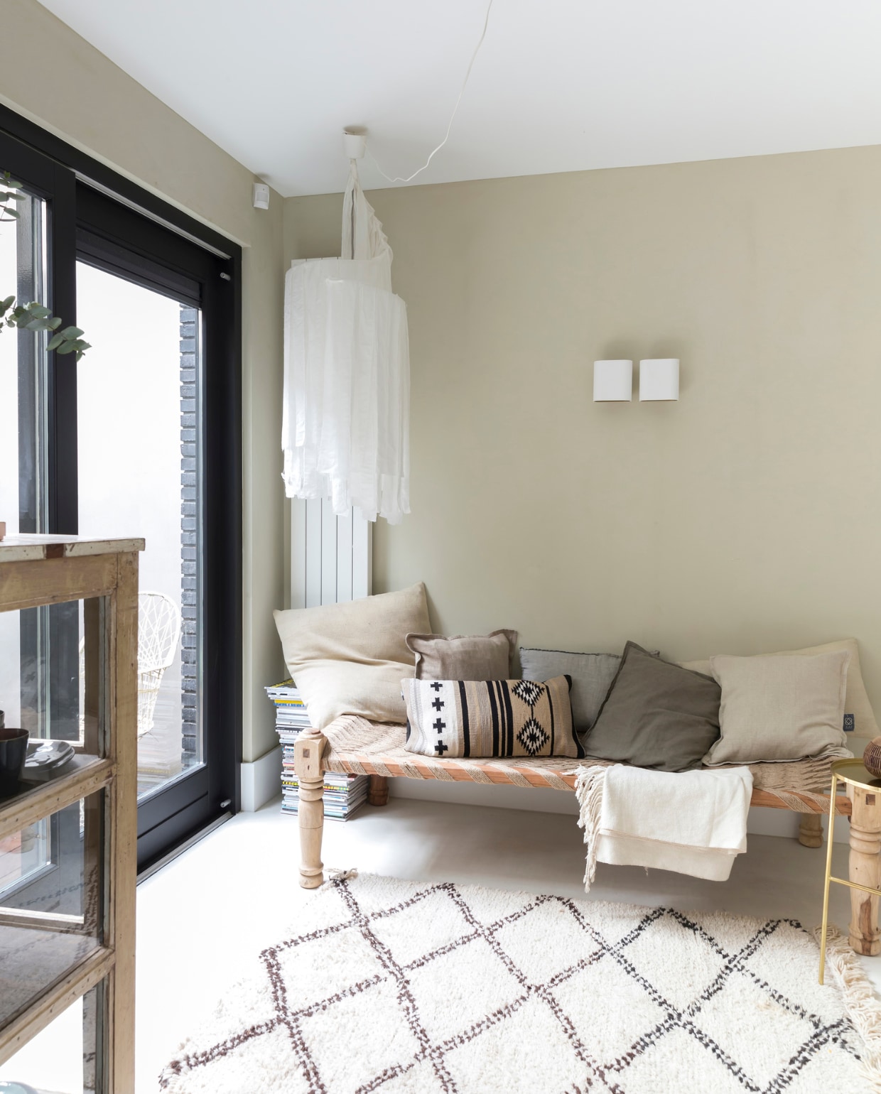 . Daybed en kussensvan The Finds, lamp van Slumber Shade vanVivid Grey, kleed kleed via AnoukB. Wandlampenvan Modular. Op de muur kleur Bamboe vanBauwerk via wearewowmakers.com. vtwonen 11-2018 | Fotografie Margriet Hoekstra | Styling Barbara Natzijl